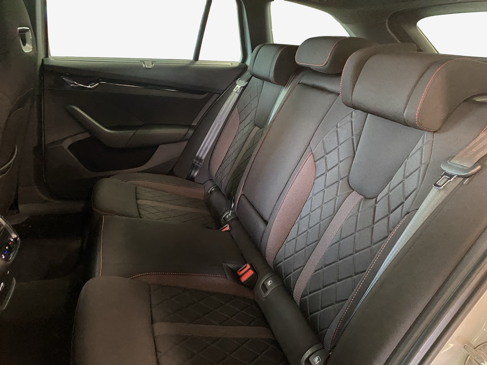 SKODA Octavia Combi 2.0 TSI DSG RS-image-11