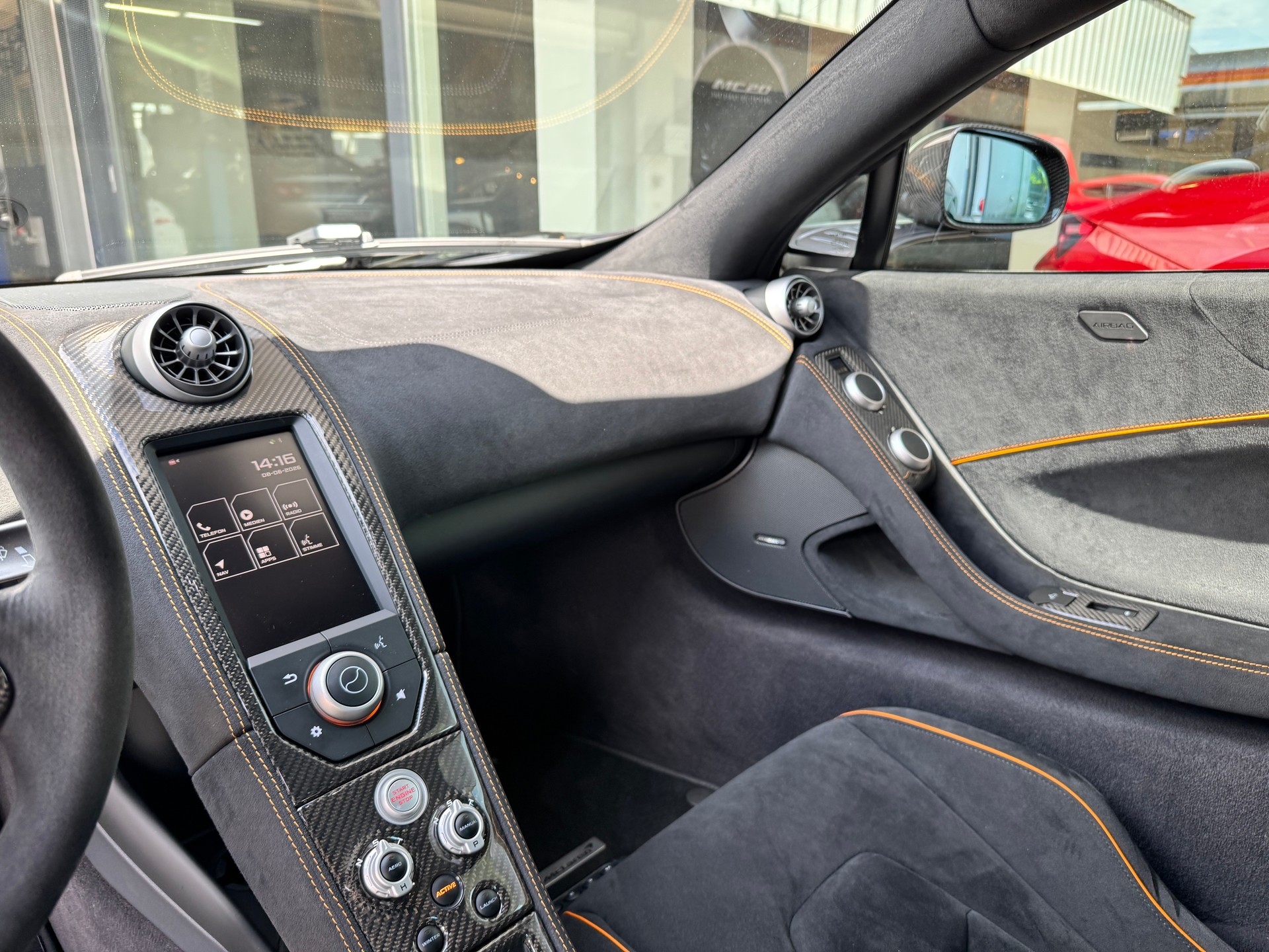 McLAREN 650S Coupé 3.8 V8-image-8