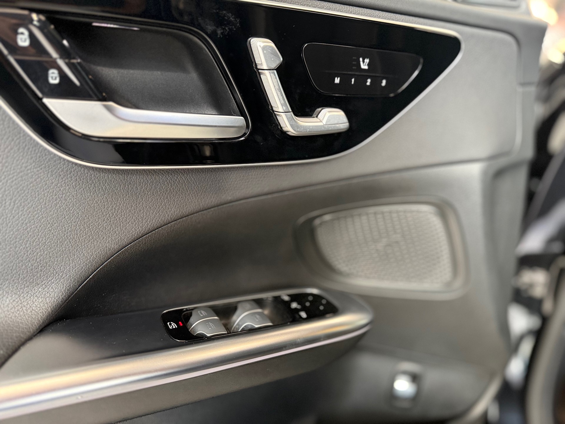 MERCEDES-BENZ C 220 d T 4Matic AMG Line-image-12