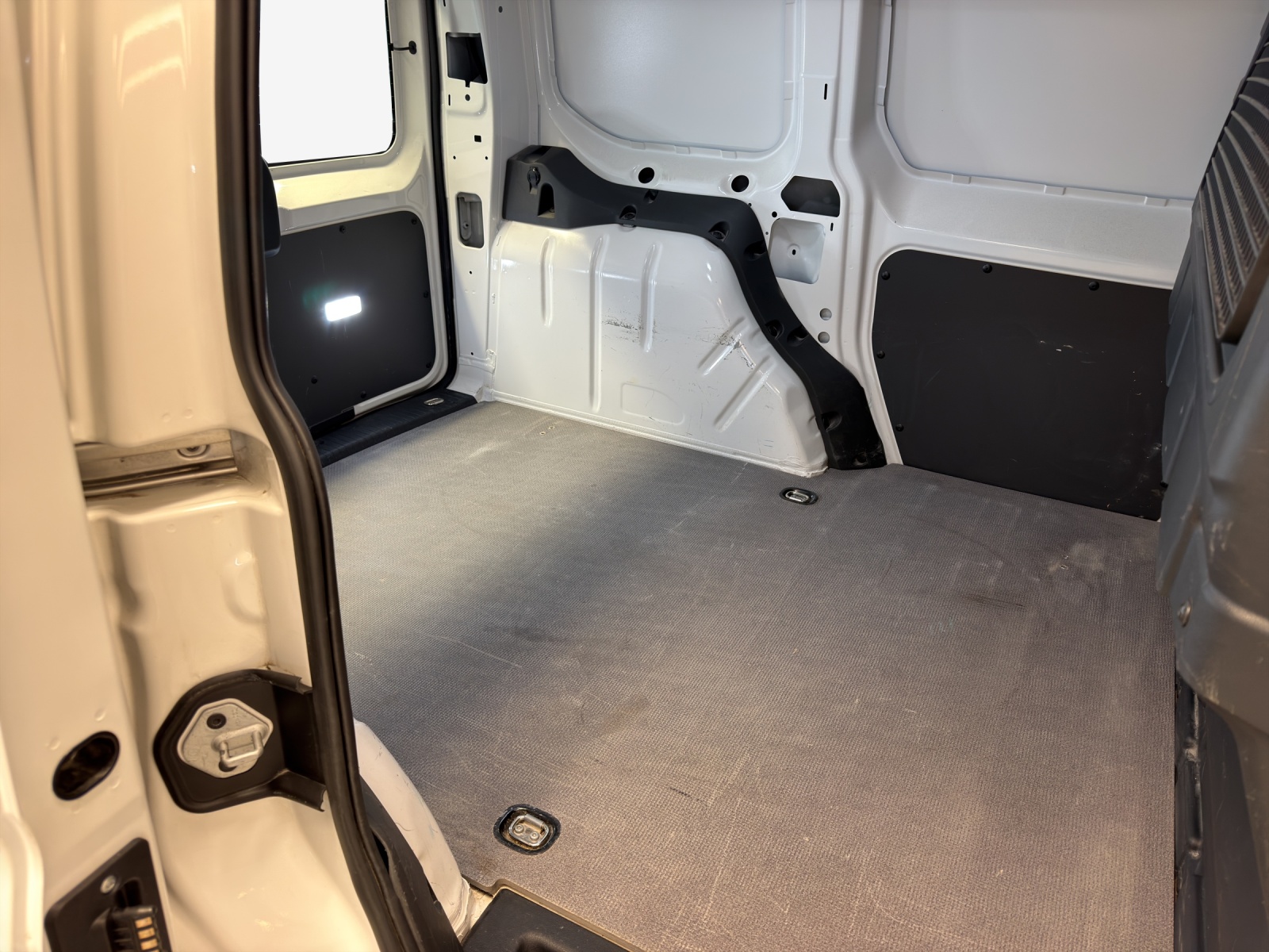 VW Caddy Cargo 2.0TDI-image-11