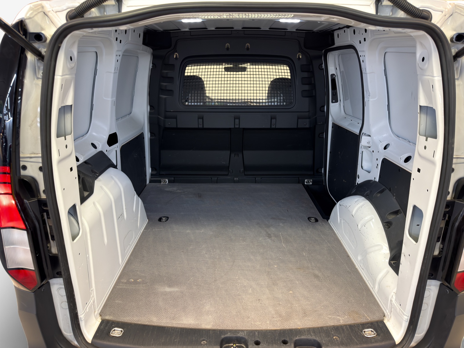 VW Caddy Cargo 2.0TDI-image-12