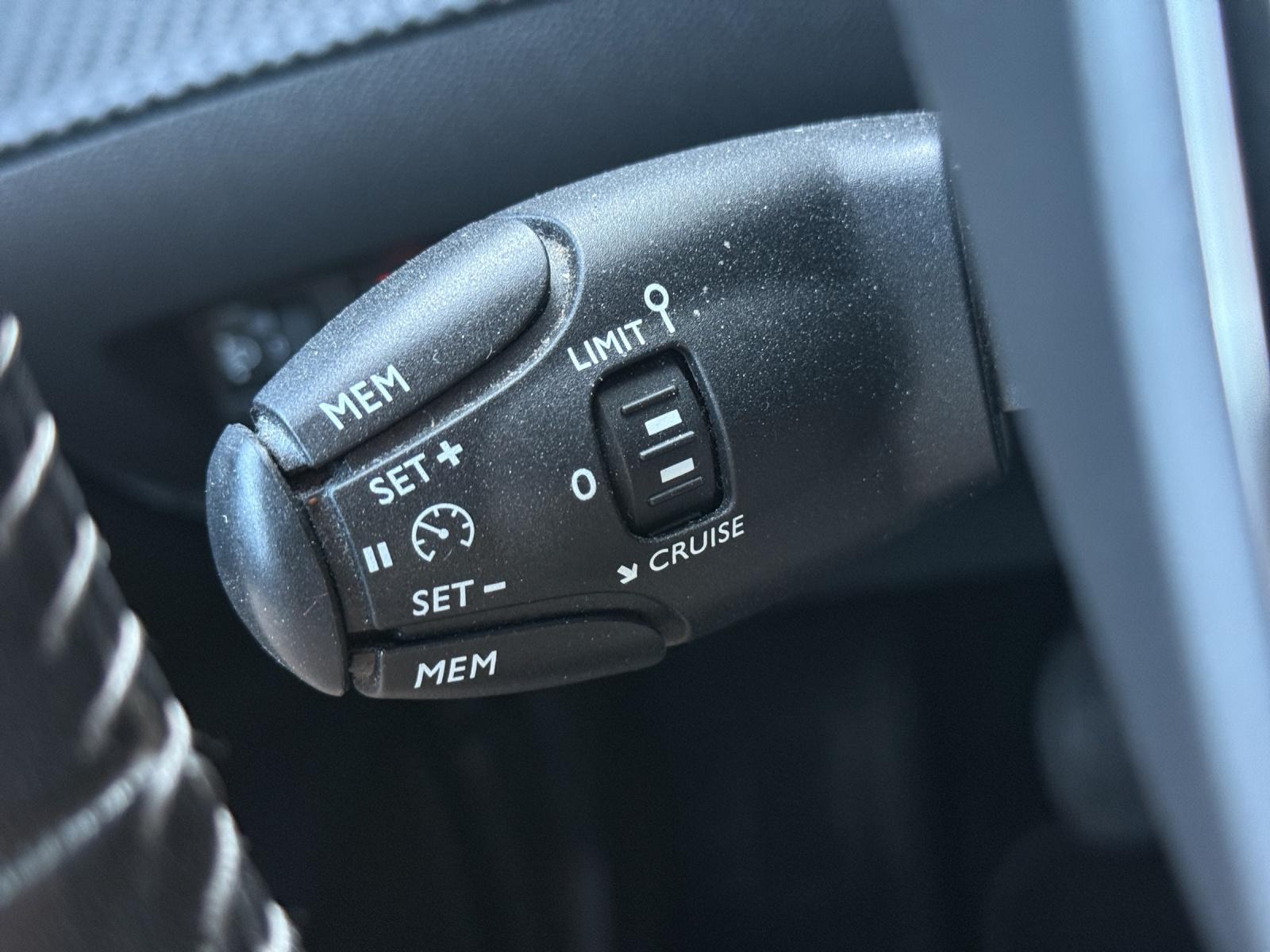 PEUGEOT 208 1.2 PureTech 100 Active-image-12