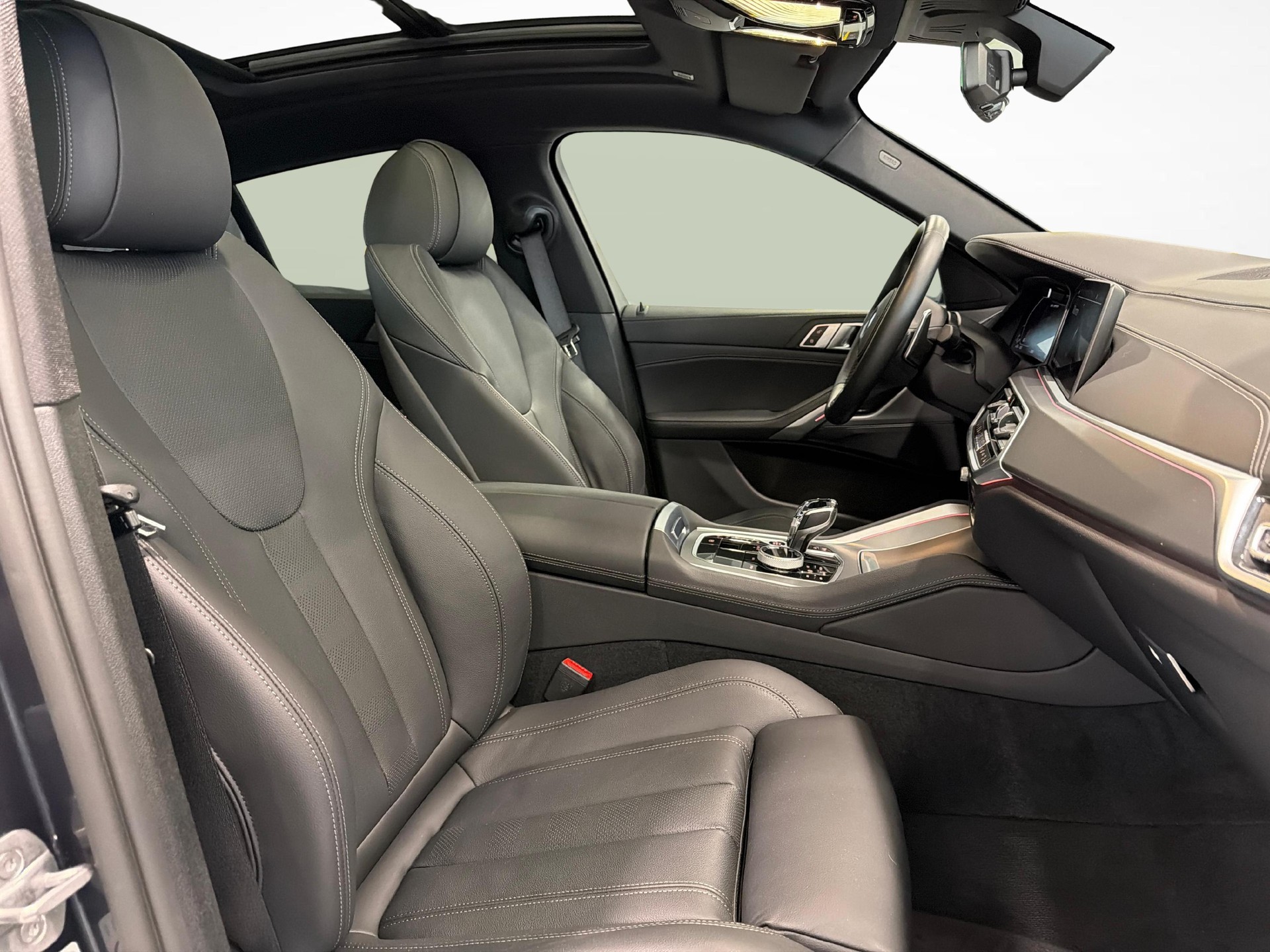 BMW X6 M50i-image-11