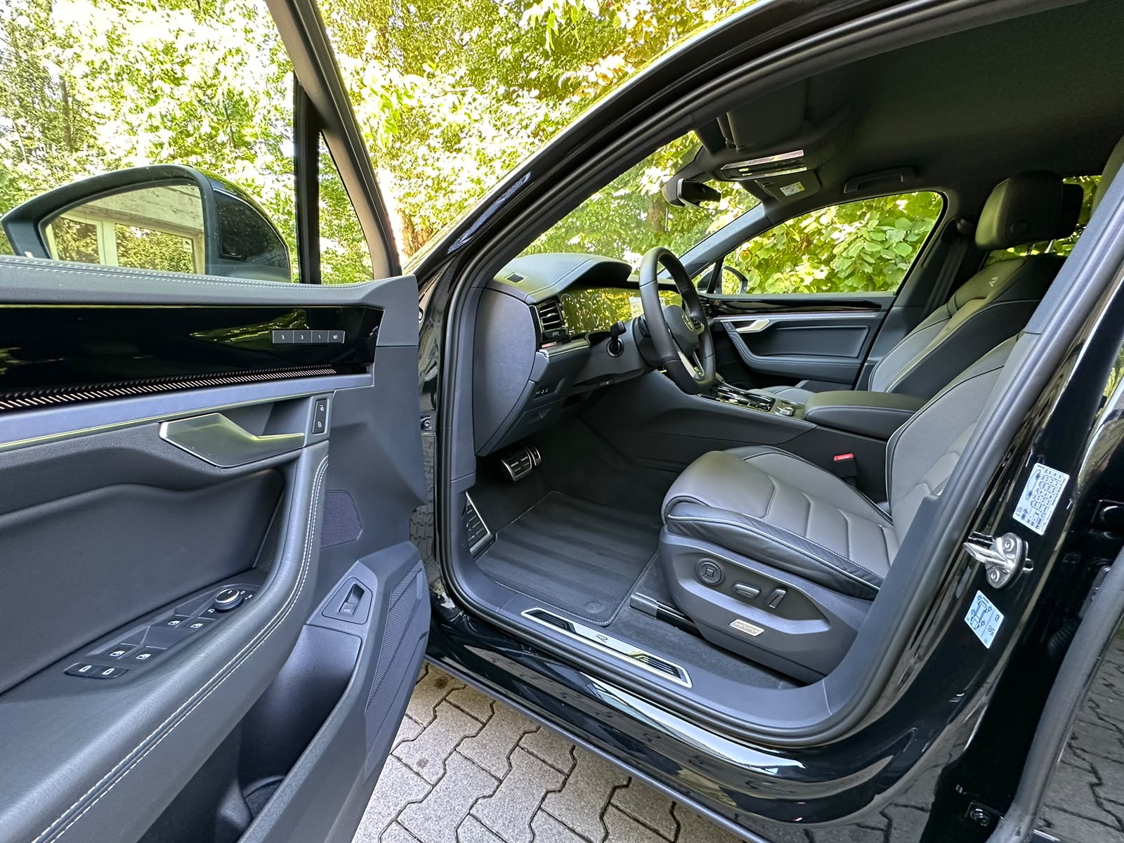 VW Touareg 3.0 TDI R-Line Tiptronic-image-10
