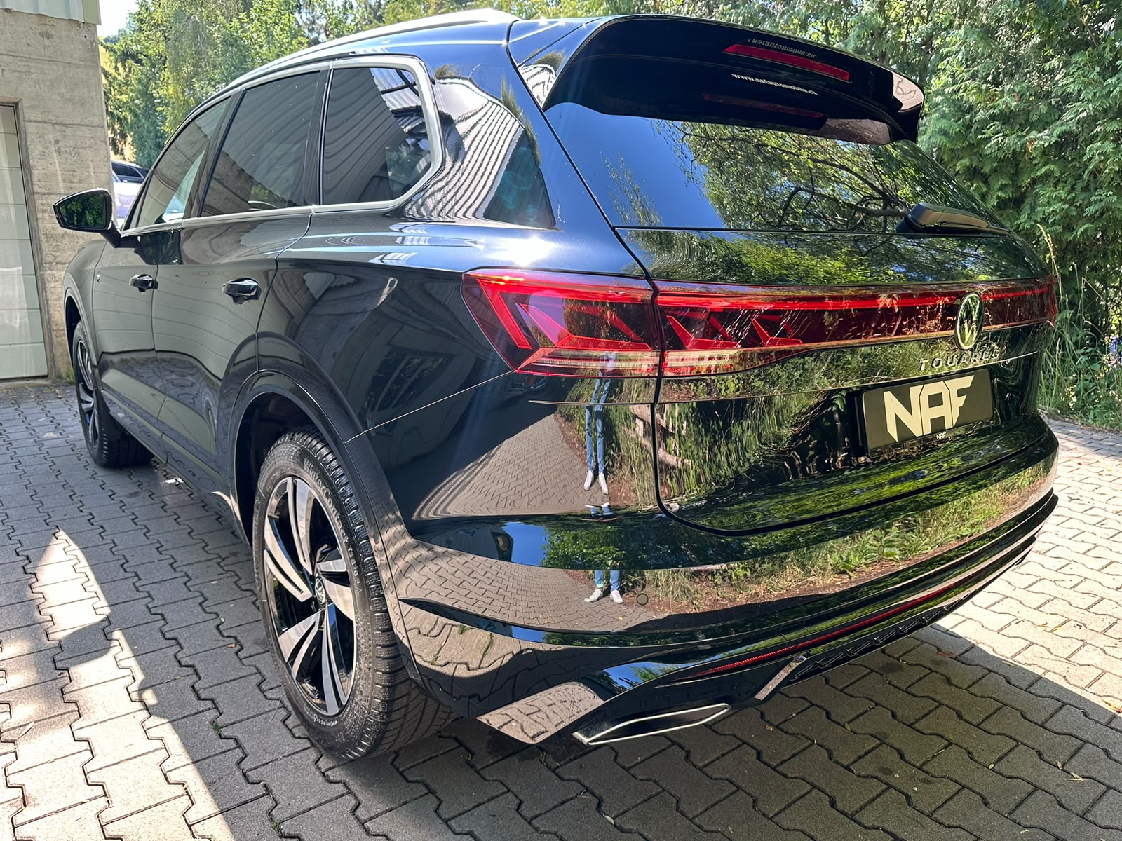 VW Touareg 3.0 TDI R-Line Tiptronic-image-2