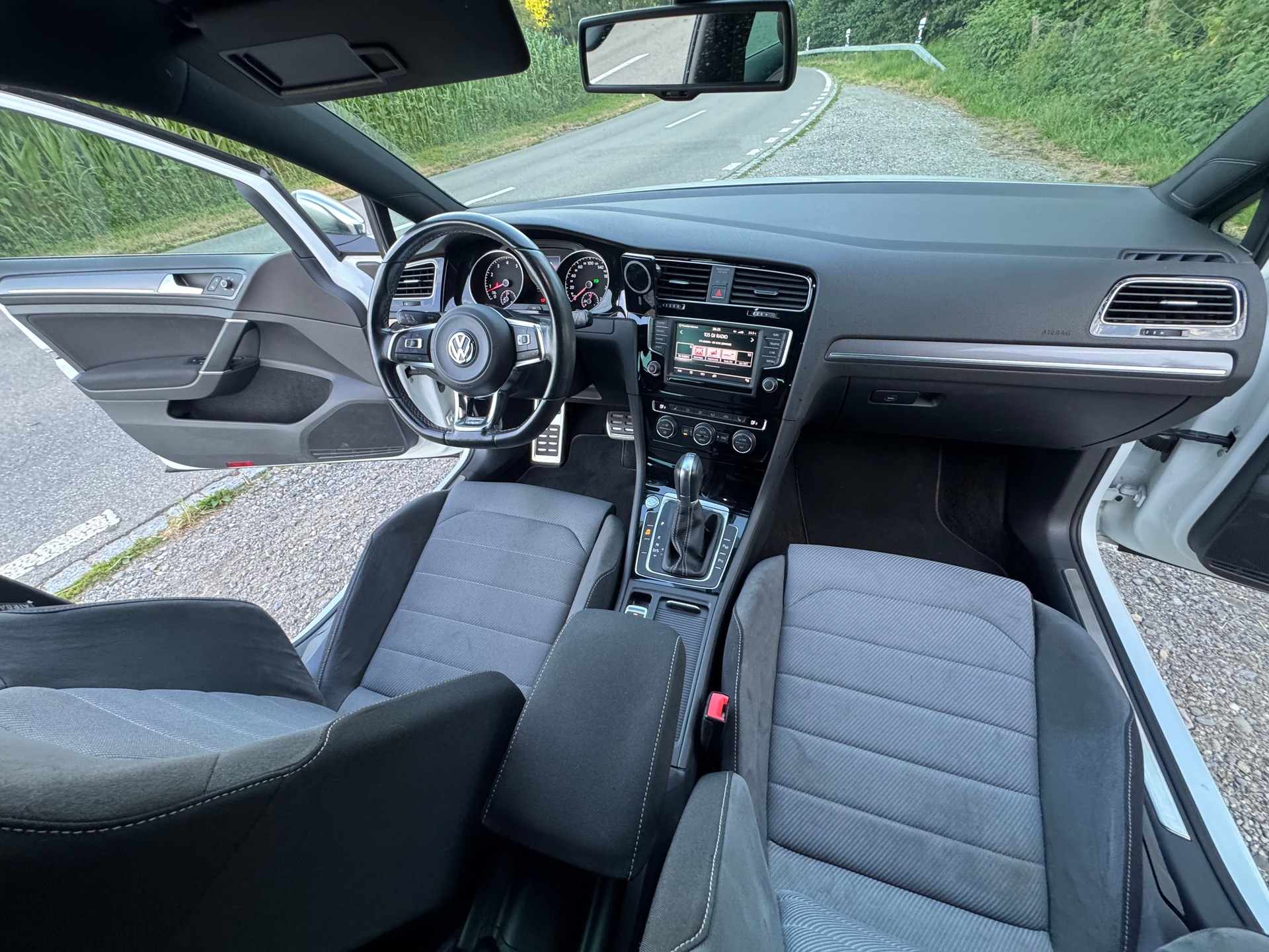 VW 1.2 TSI 110 Lounge R-Line DSG-image-5