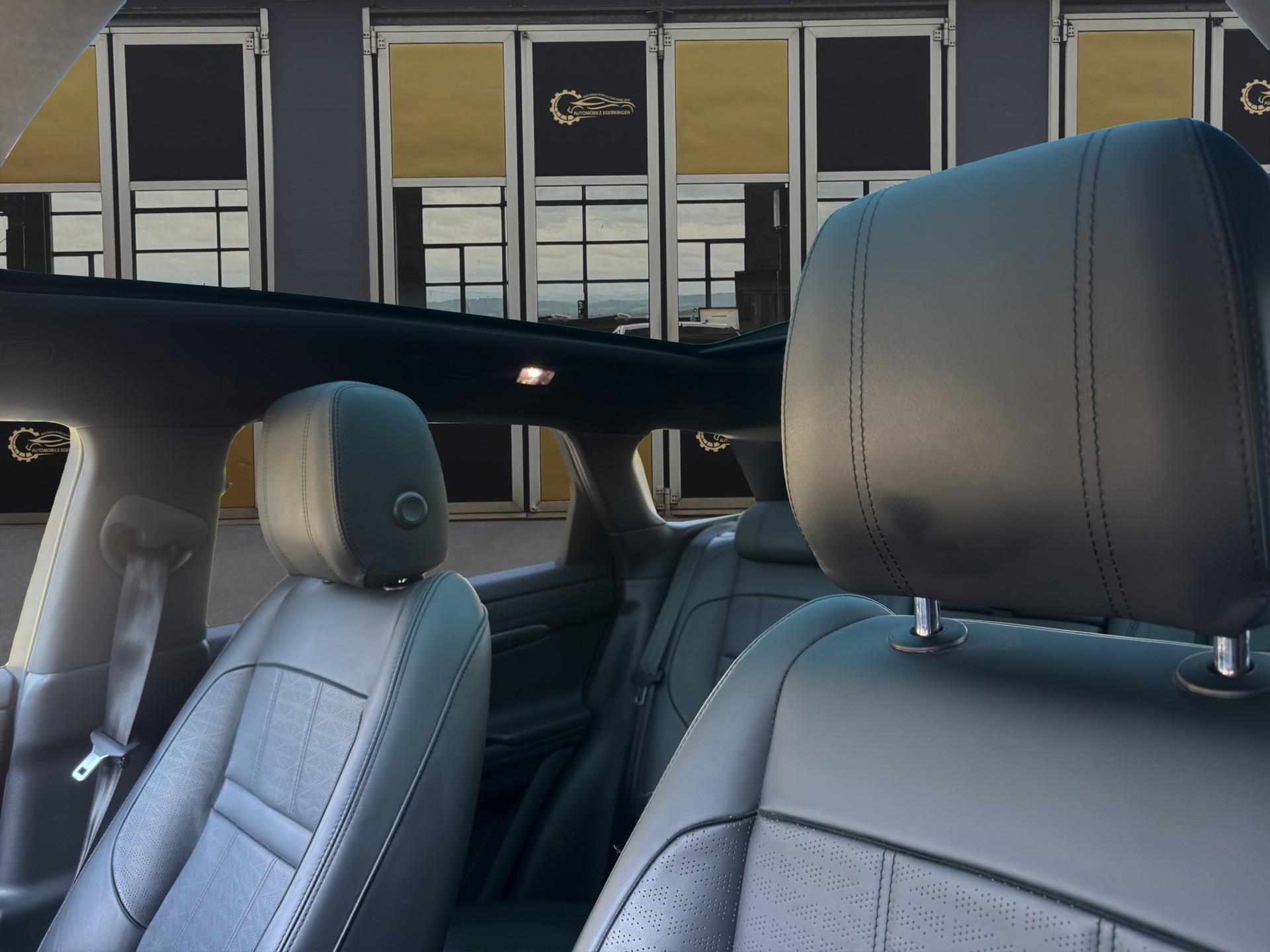 LAND ROVER Range Rover Evoque 2.0 T 300 R-Dynamic HSE-image-9