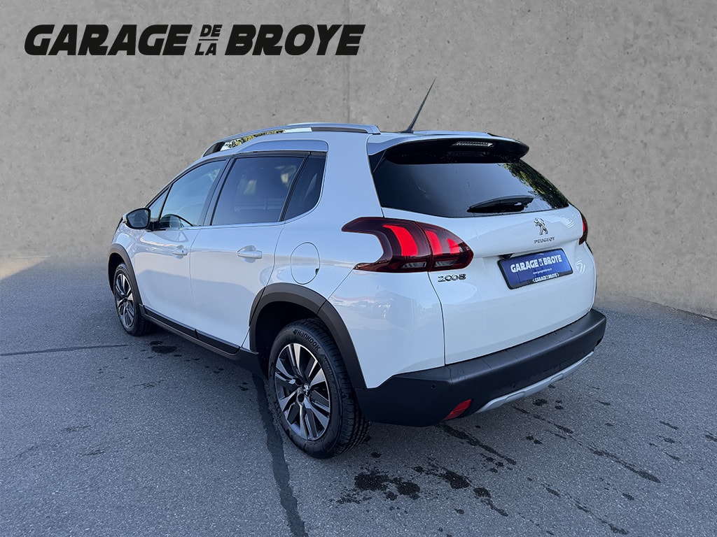 PEUGEOT 2008 1.2 PureTech 110 Allure S-image-2