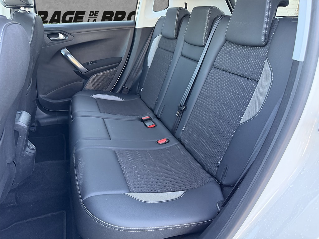 PEUGEOT 2008 1.2 PureTech 110 Allure S-image-9