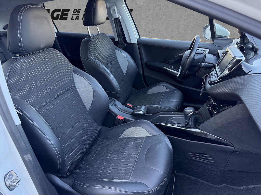 PEUGEOT 2008 1.2 PureTech 110 Allure S-image-12