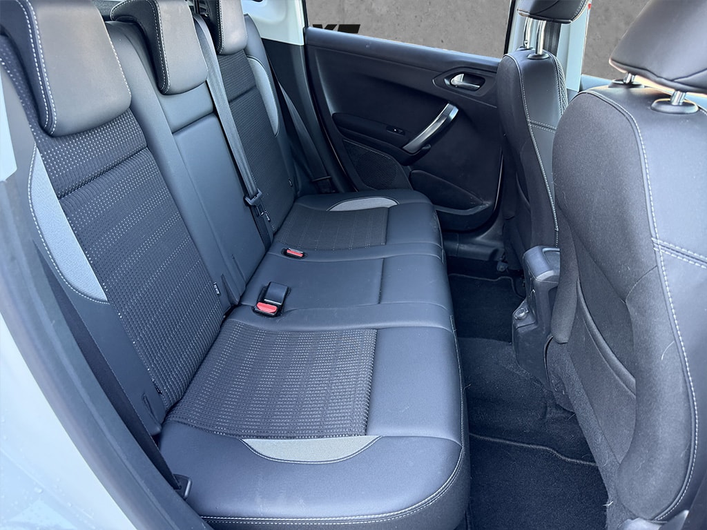 PEUGEOT 2008 1.2 PureTech 110 Allure S-image-11