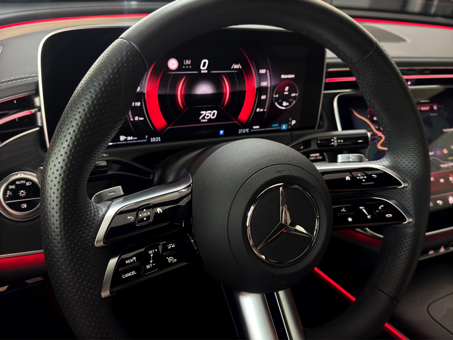 MERCEDES-BENZ E 200 9G-Tronic AMG Line "360°Kamera-Distronic-Totwinkel"-image-13