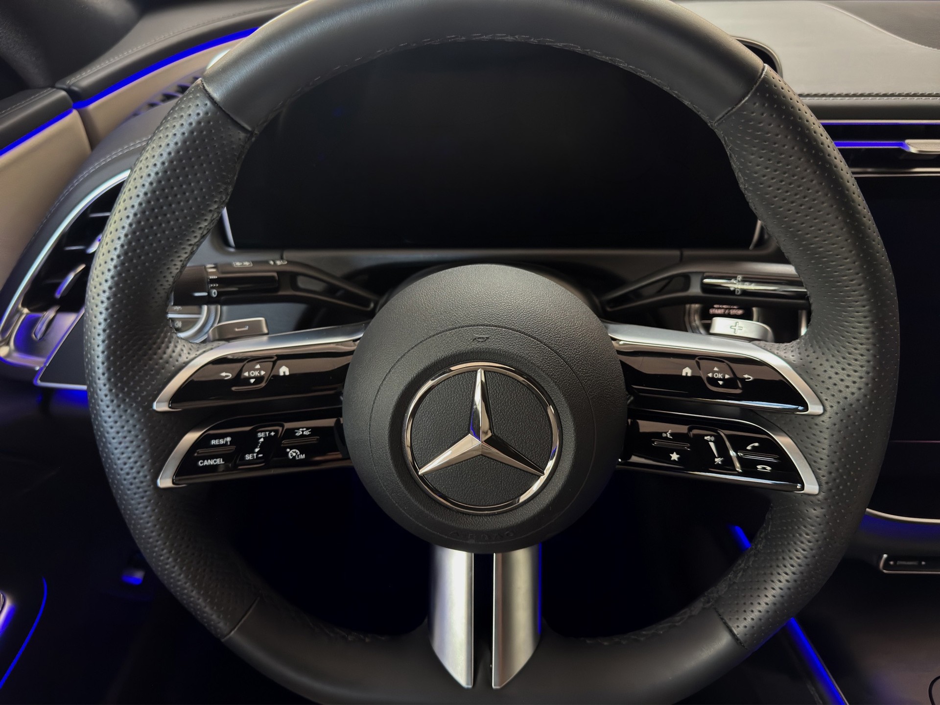 MERCEDES-BENZ E 200 9G-Tronic AMG Line "360°Kamera-Distronic-Totwinkel"-image-12
