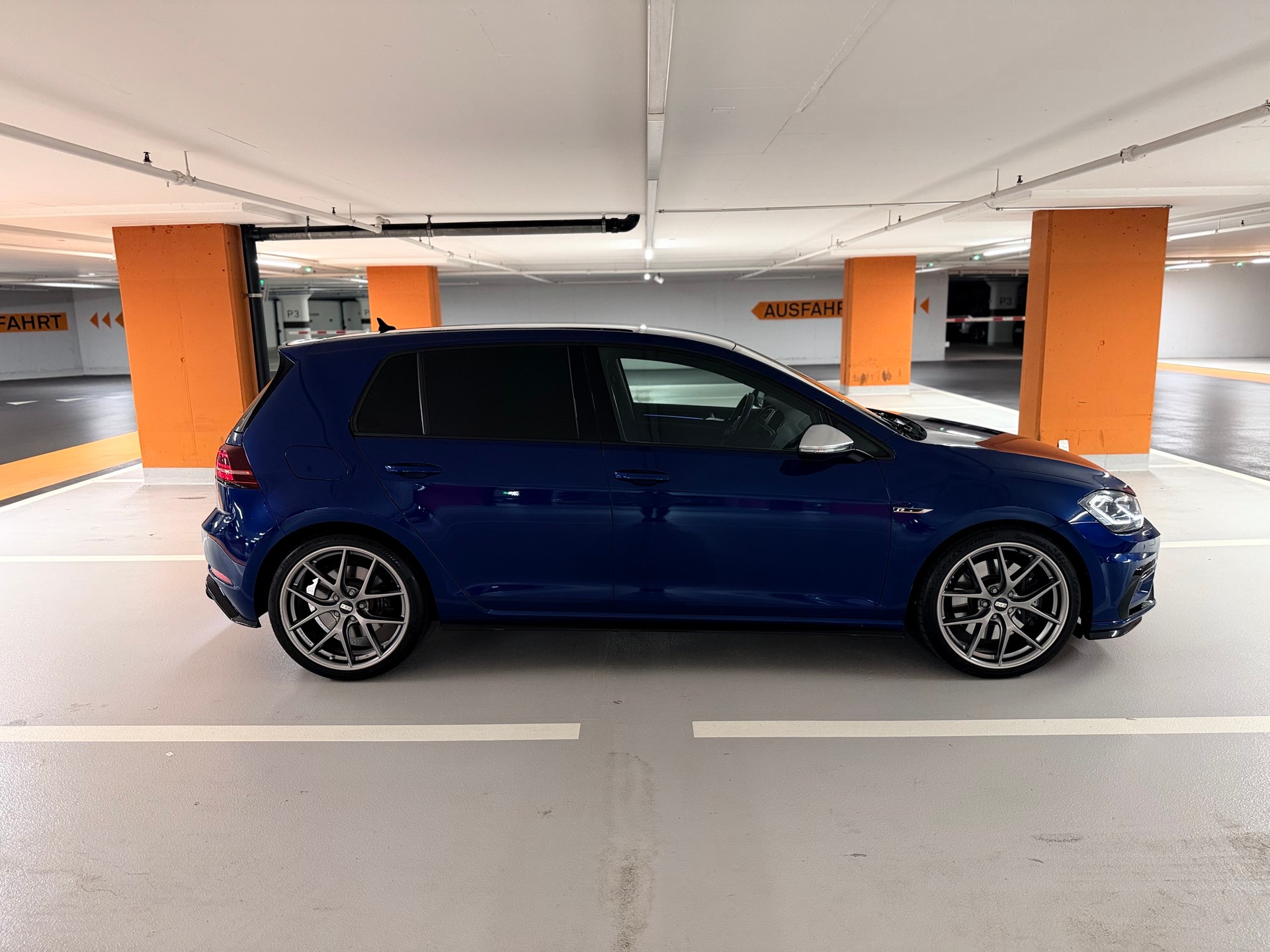 VW Golf 2.0 TSI R 4Motion-image-3