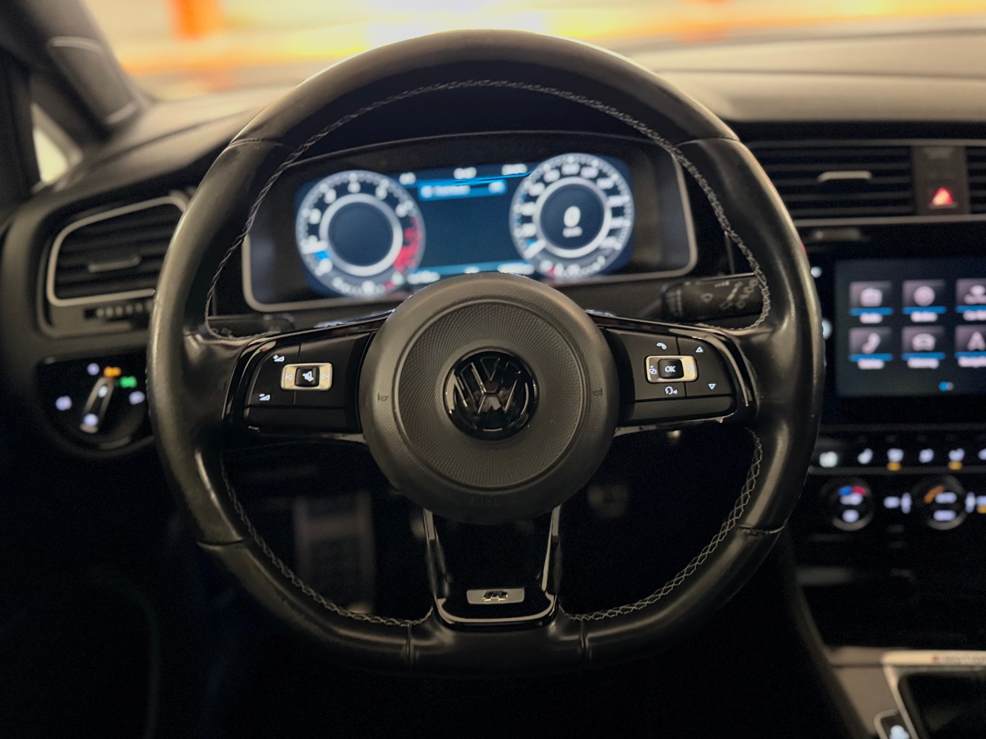VW Golf 2.0 TSI R 4Motion-image-12