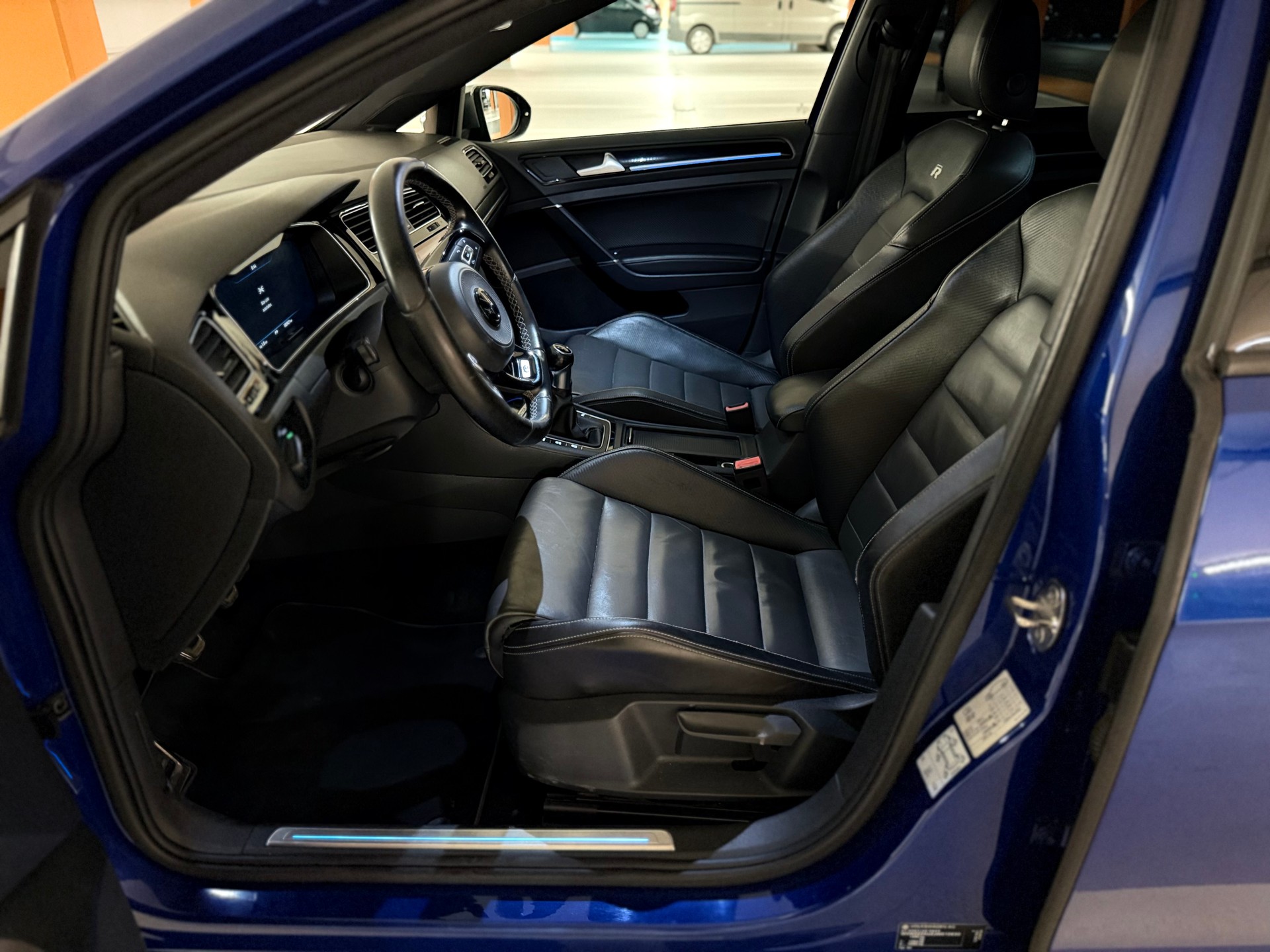 VW Golf 2.0 TSI R 4Motion-image-9
