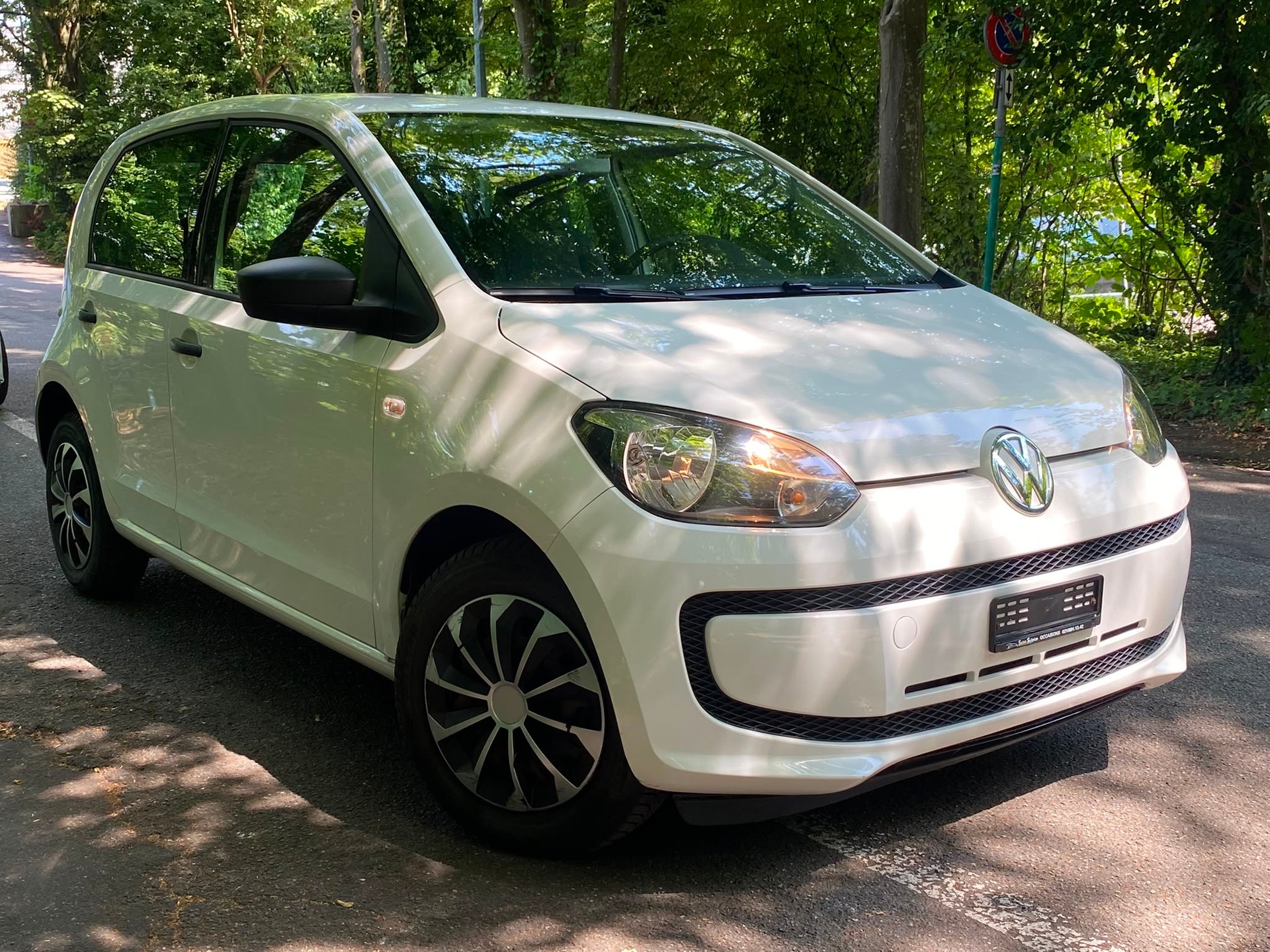 VW Up 1.0 white up Art on Ice - Nouvelle Expertise - NEU MFK : 25.08.2026 - Service Fait à Jour - Frischer Service-showroom-element-1