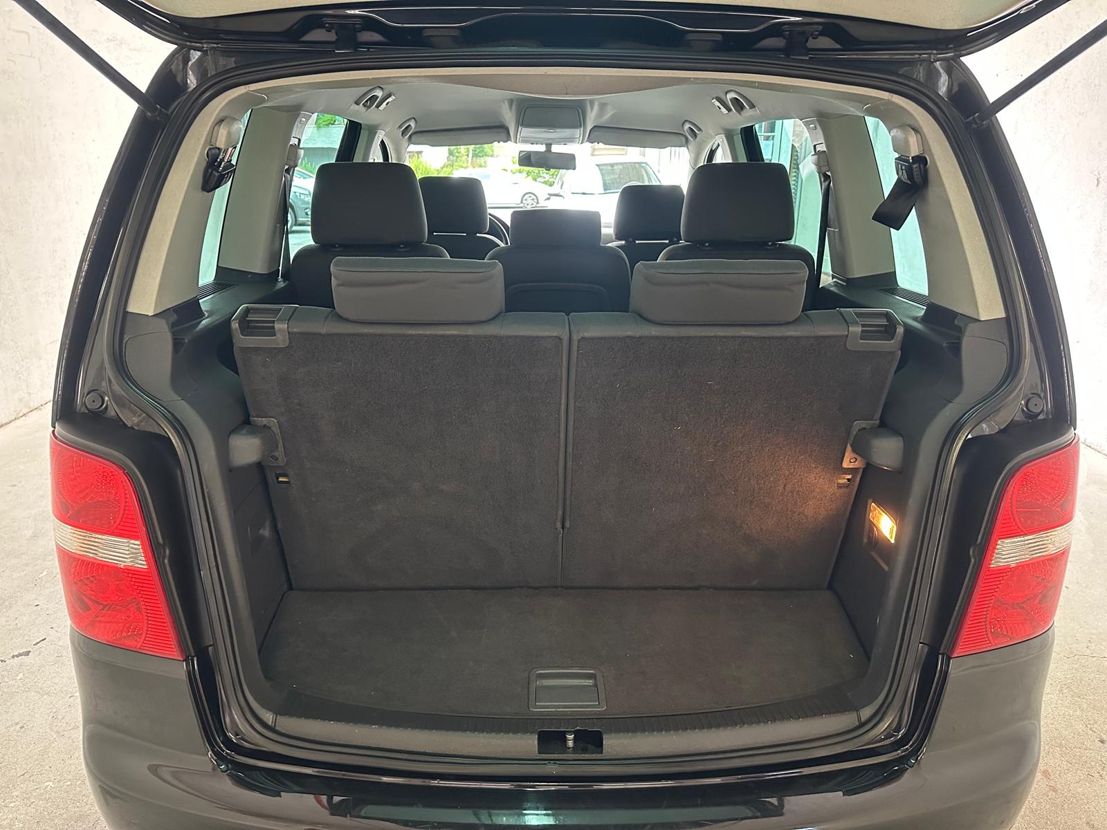 VW Touran 2.0 TDI Trendline-image-2