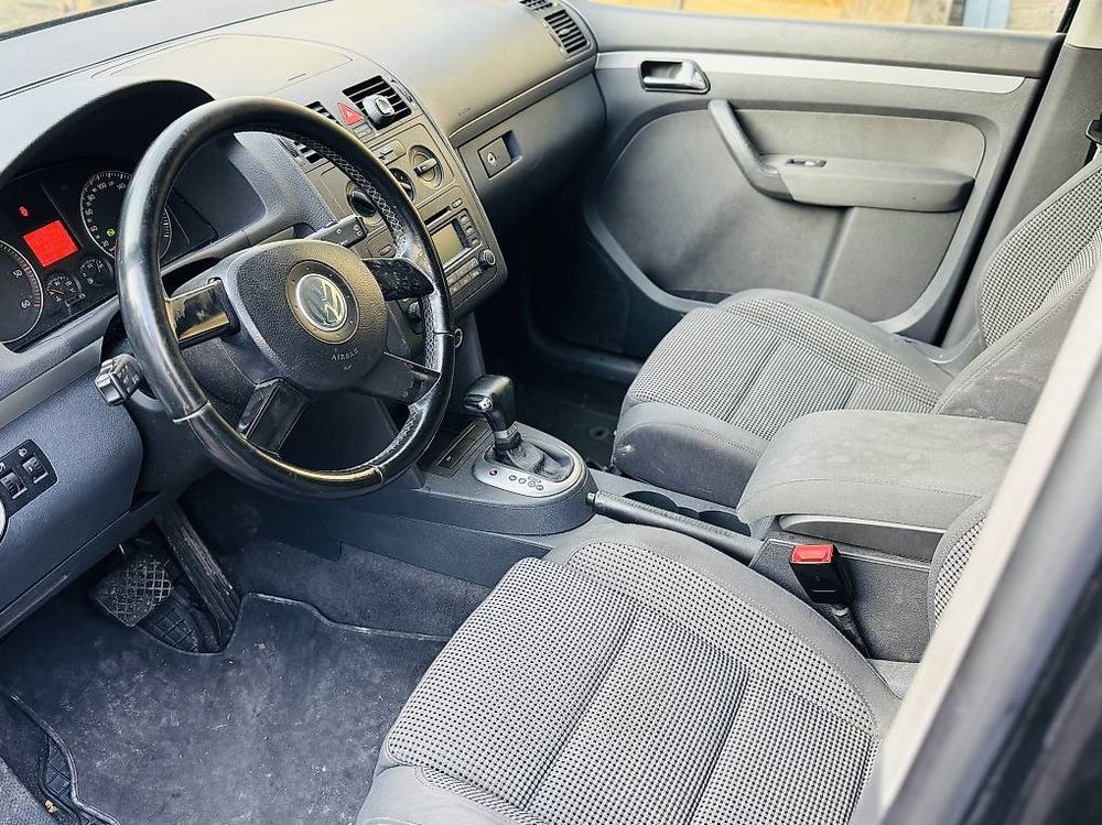 VW Touran 2.0 TDI Trendline-image-10