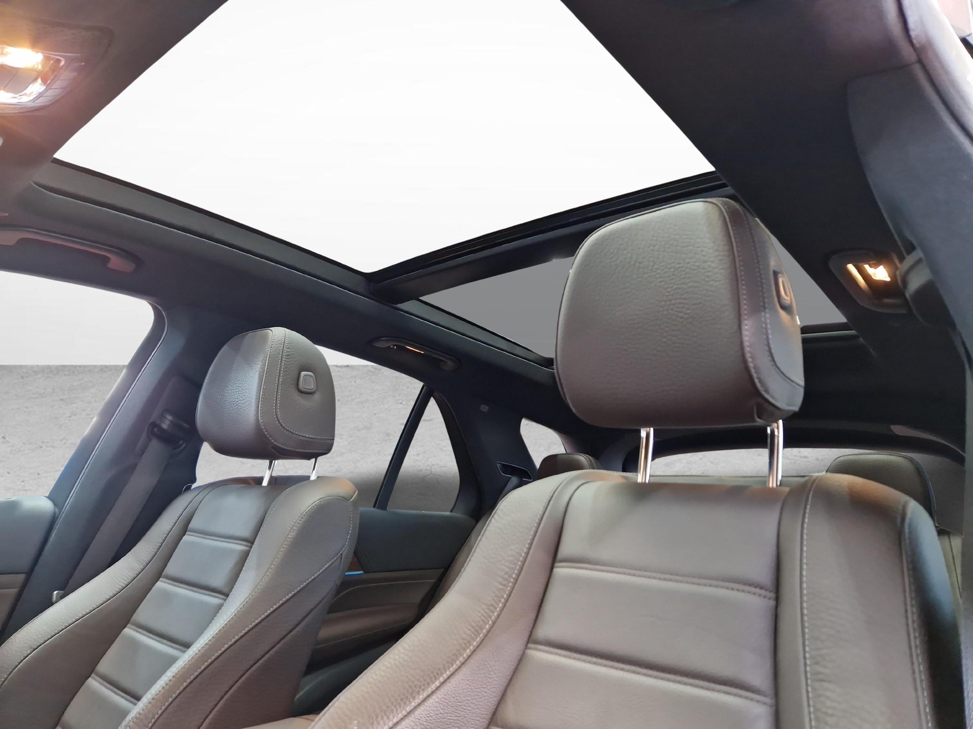 MERCEDES-BENZ GLE 350 de 4MATIC AMG Line-image-8