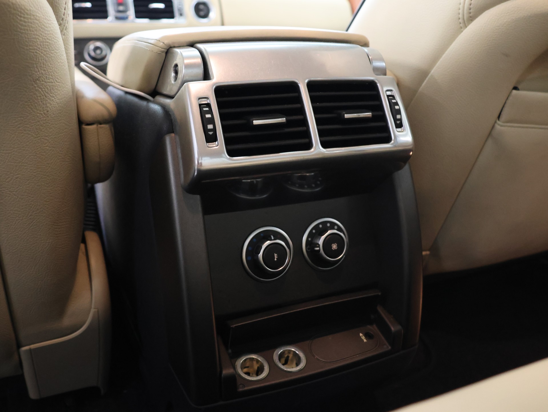 LAND ROVER Range Rover 4.4 TDV8 HSE Automatic *Panoramadach* *Rückfahrkamera* *Originaler Clarion 6-fach-CD-Wechsler*-image-30