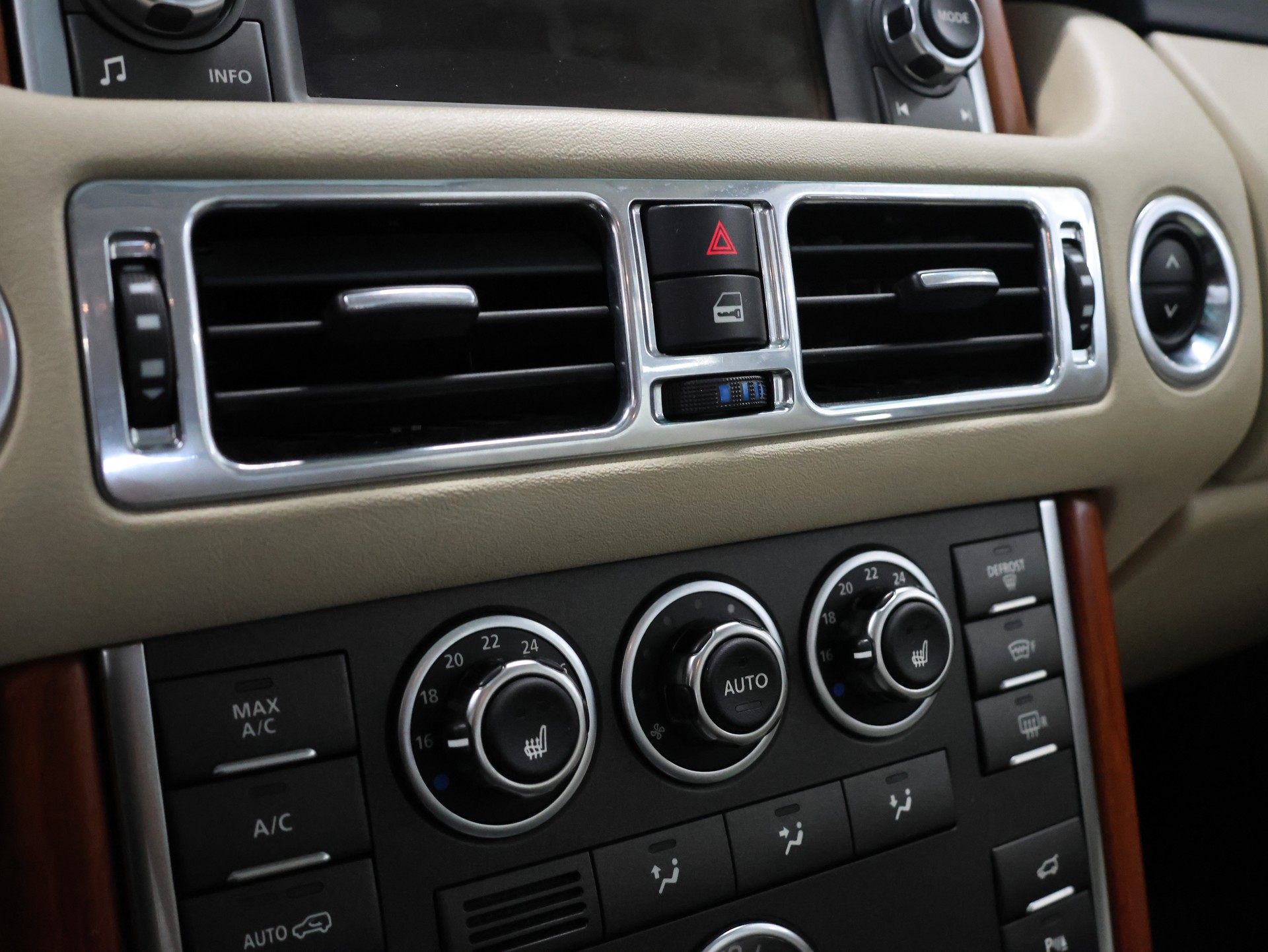 LAND ROVER Range Rover 4.4 TDV8 HSE Automatic *Panoramadach* *Rückfahrkamera* *Originaler Clarion 6-fach-CD-Wechsler*-image-25