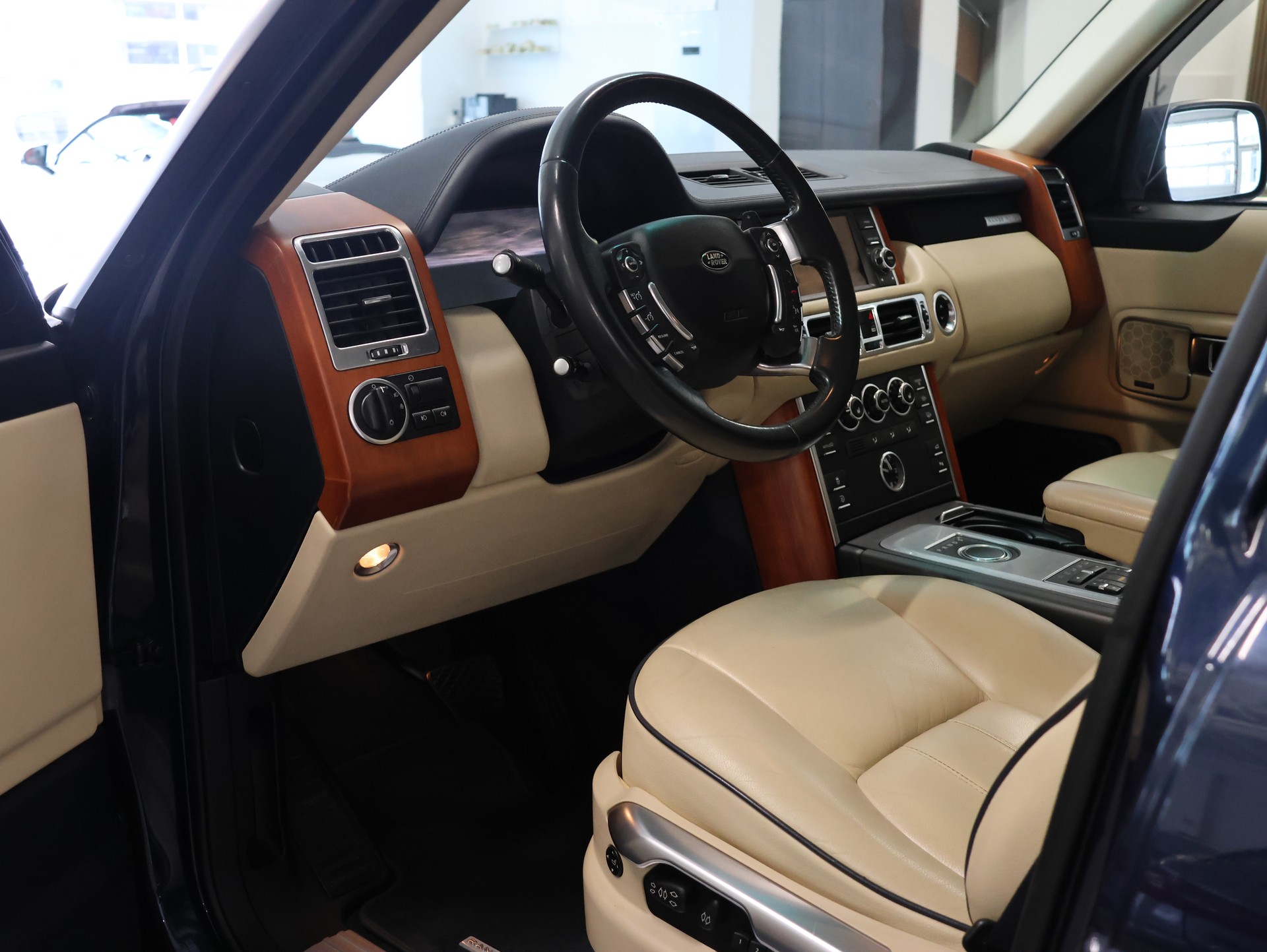 LAND ROVER Range Rover 4.4 TDV8 HSE Automatic *Panoramadach* *Rückfahrkamera* *Originaler Clarion 6-fach-CD-Wechsler*-image-12