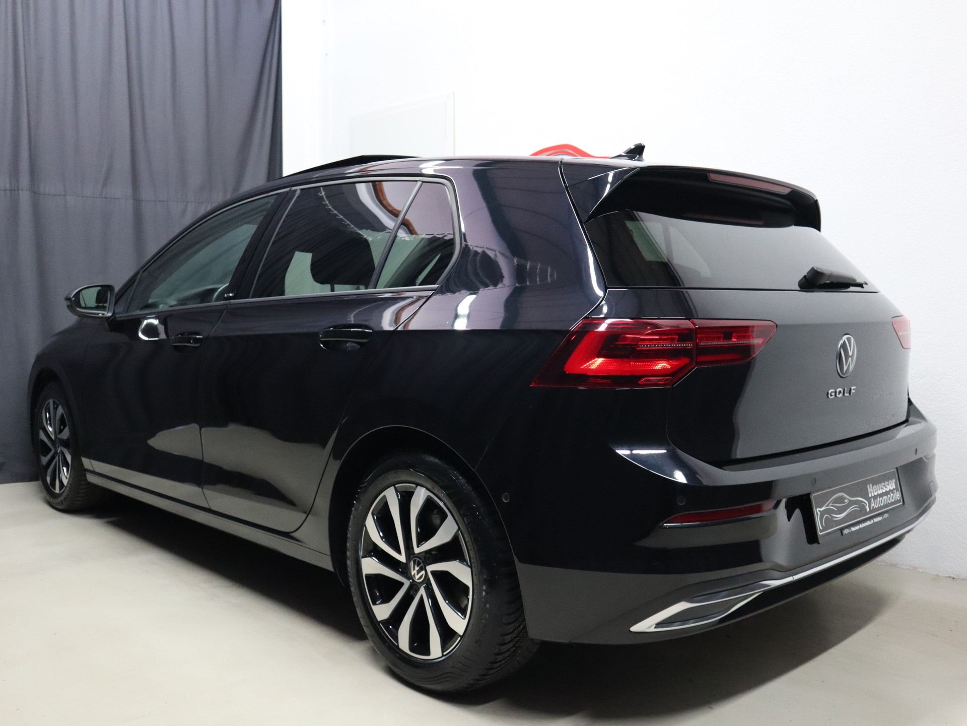 VW Golf 2.0 TDI Life DSG 4Motion - Panorama - IQ Light - Navi - Head-Up - AHK - Kamera - 150 PS-showroom-element-3