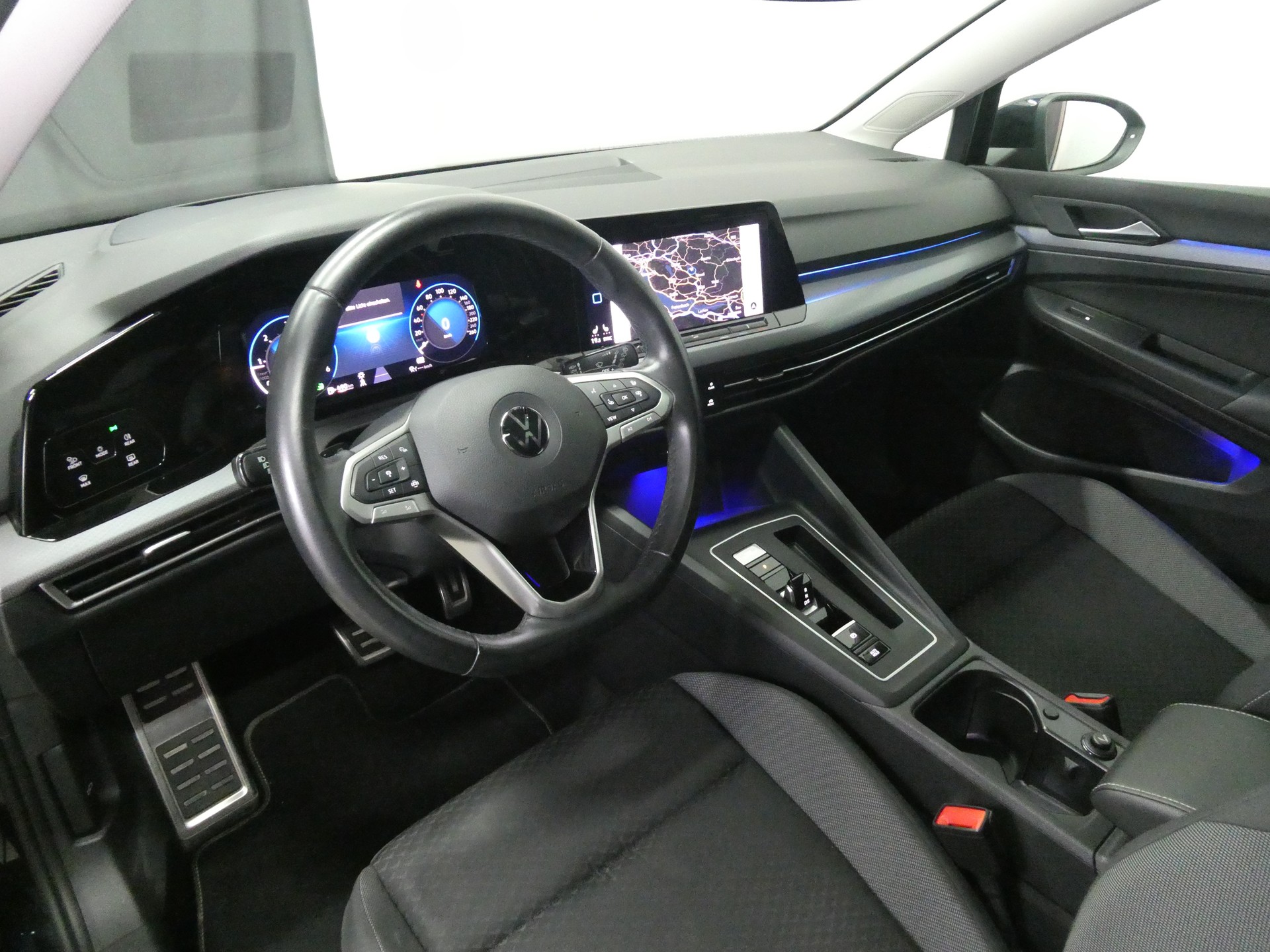 VW Golf 2.0 TDI Life DSG - Panorama - IQ Light - Navi - Head-Up - AHK - Kamera - 150 PS-image-8