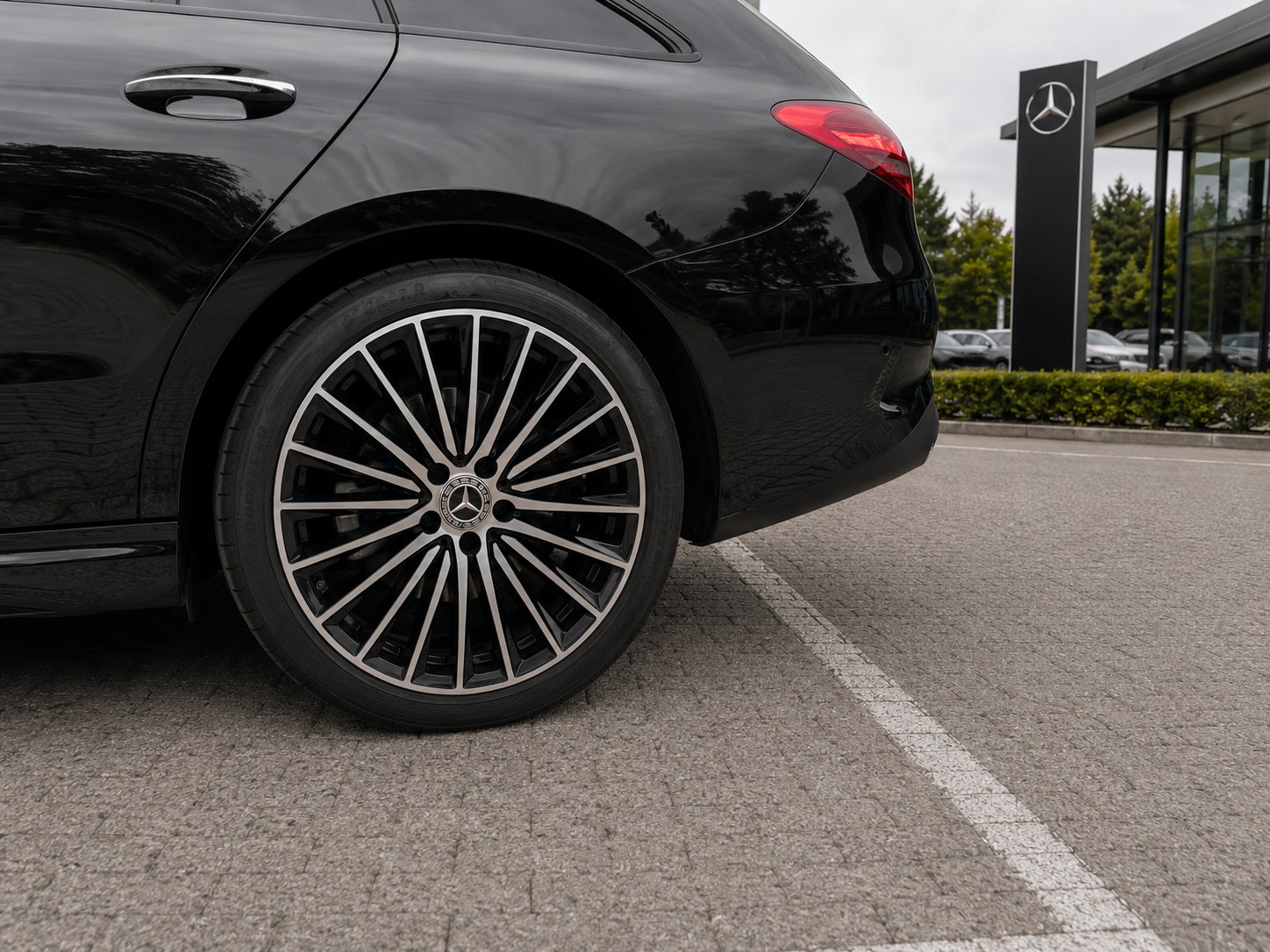 MERCEDES-BENZ C 220 d AMG Line 4matic-image-5