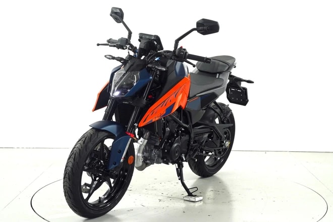 KTM Duke 125 ABS-showroom-element-2
