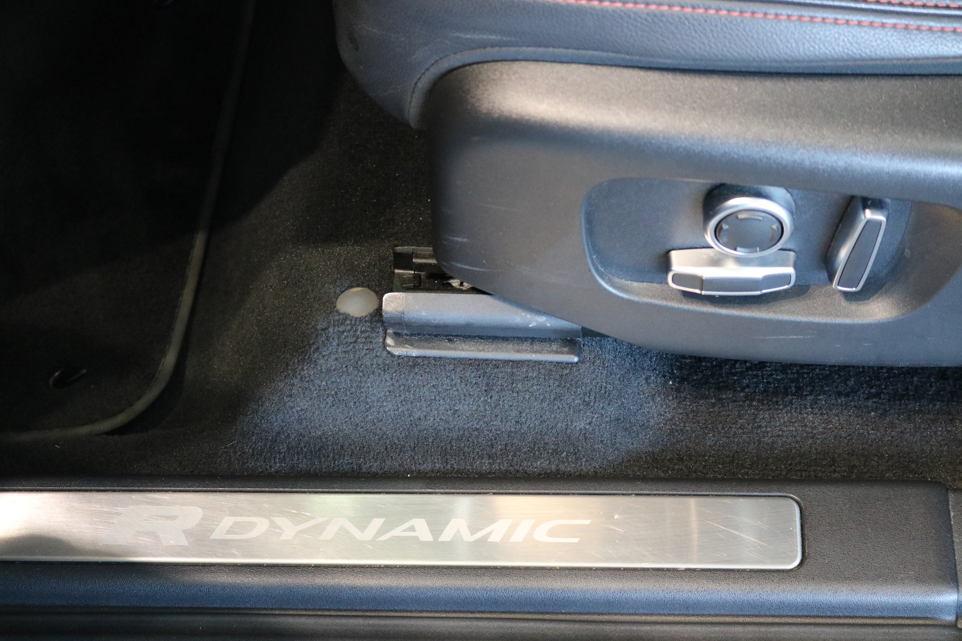 LAND ROVER Discovery Sport R Dyn P250 2.0 Si4 MHEV Base AT9-image-29