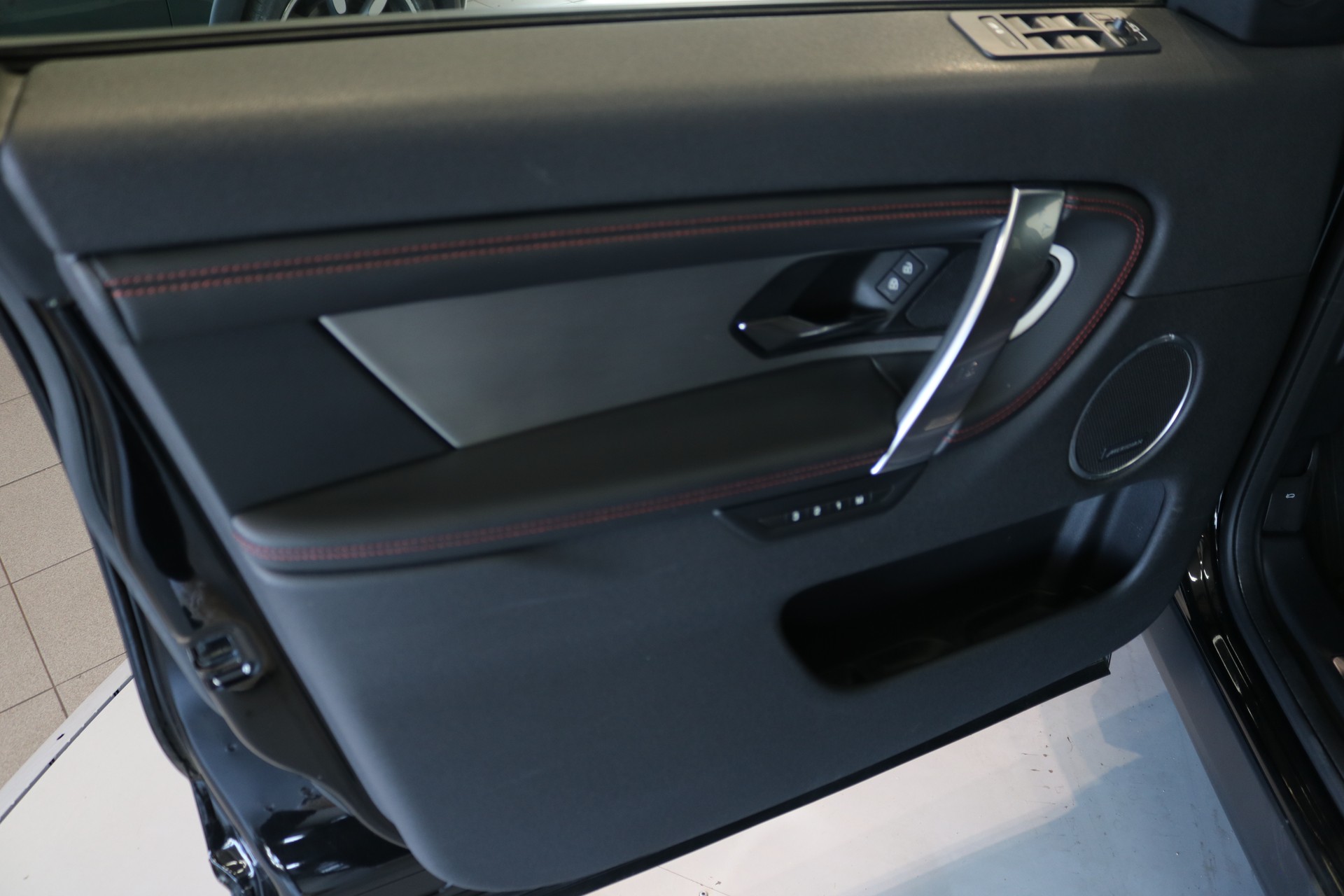 LAND ROVER Discovery Sport R Dyn P250 2.0 Si4 MHEV Base AT9-image-28