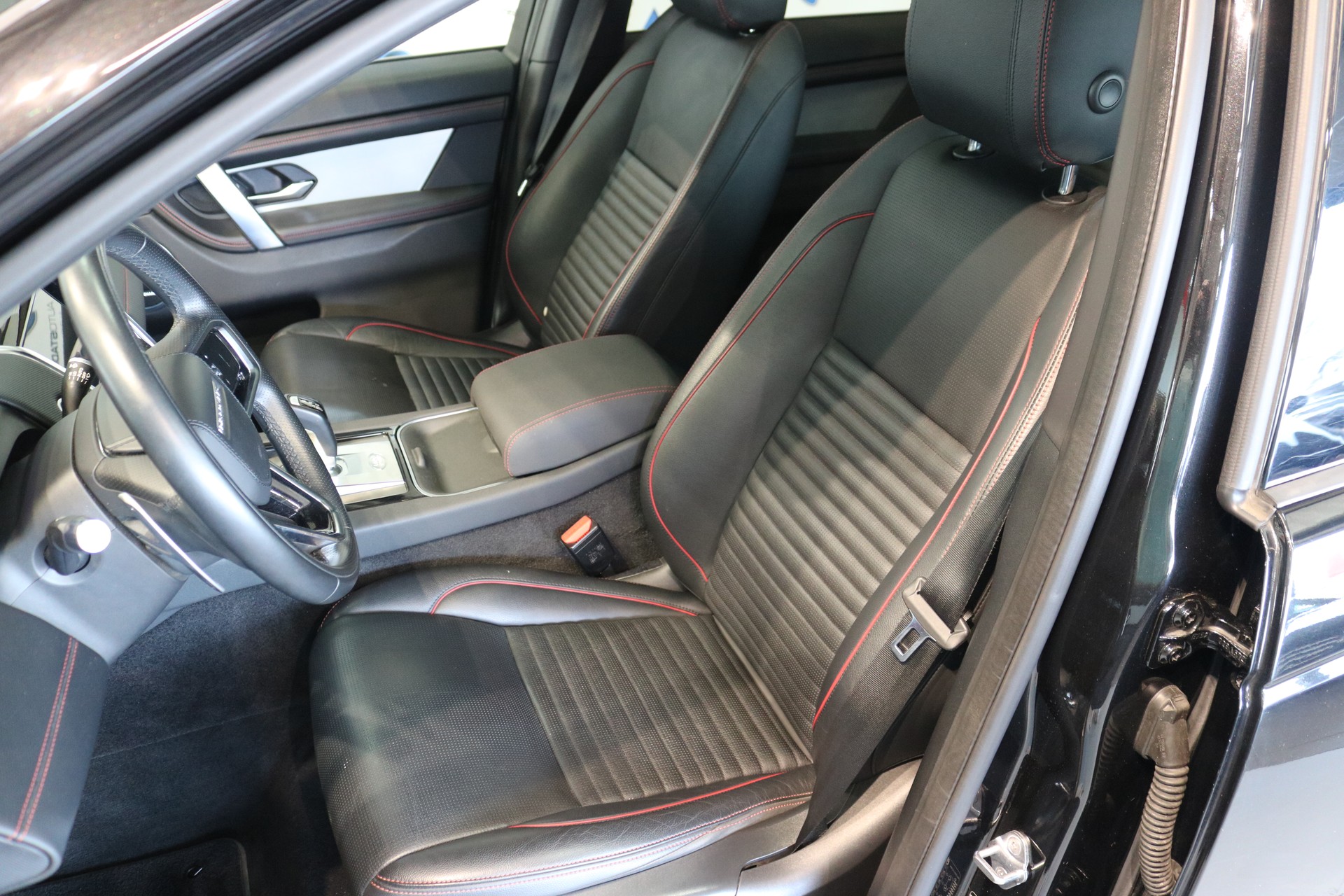 LAND ROVER Discovery Sport R Dyn P250 2.0 Si4 MHEV Base AT9-image-1