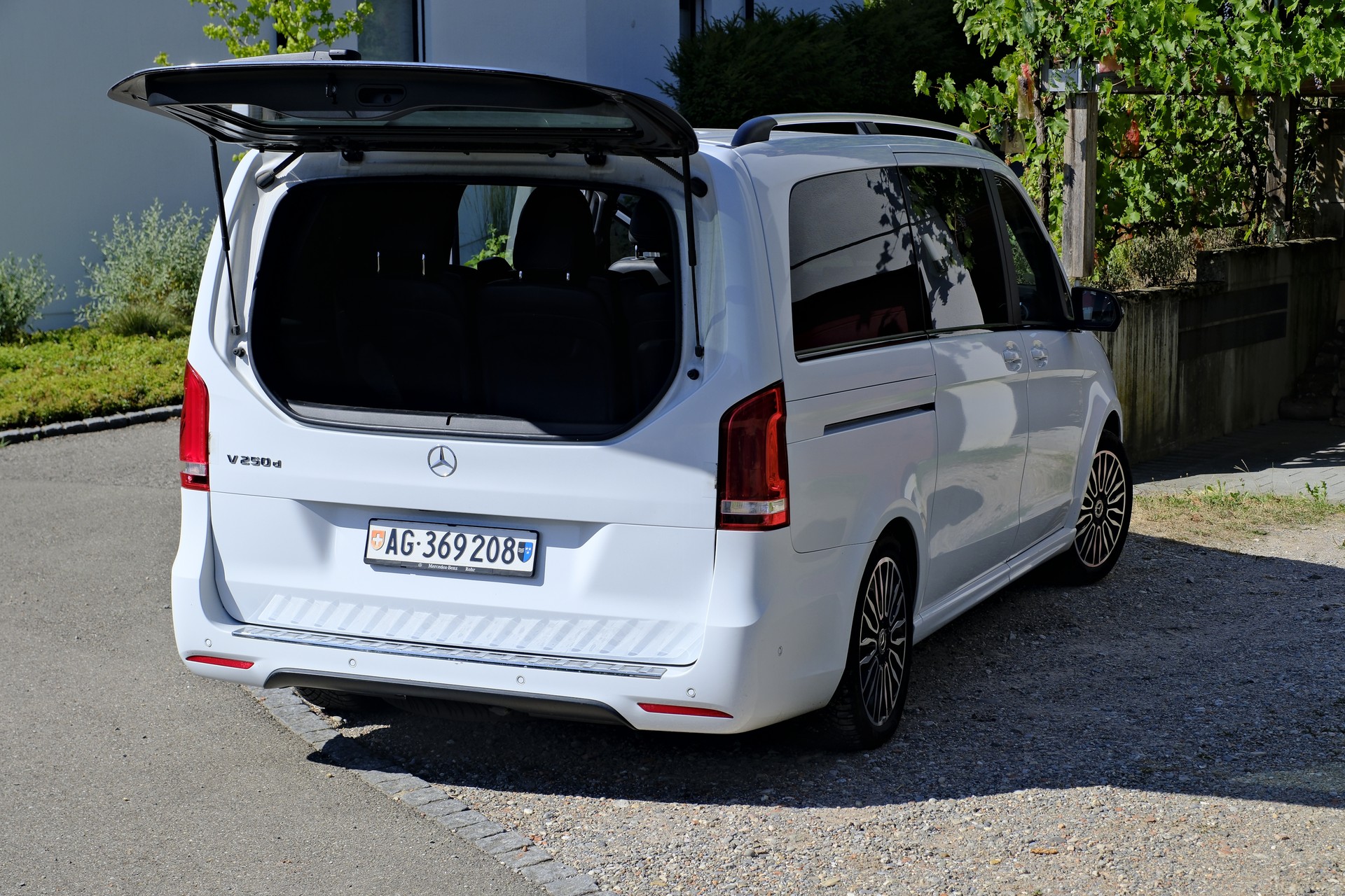 MERCEDES-BENZ V 250 d Swiss Edition AMG-image-1