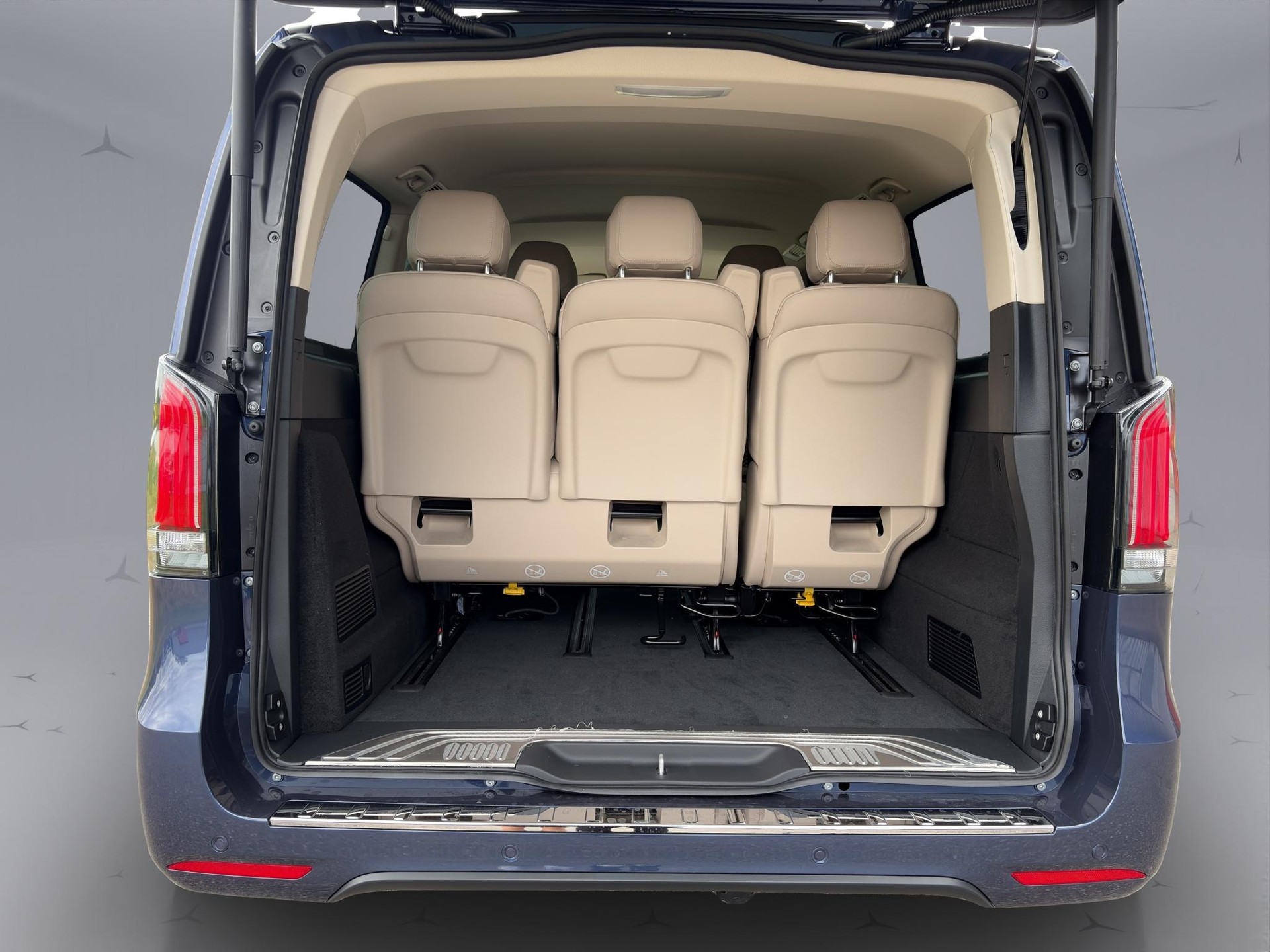 MERCEDES-BENZ V 300 d Swiss Ed. lang 4matic Van-image-17