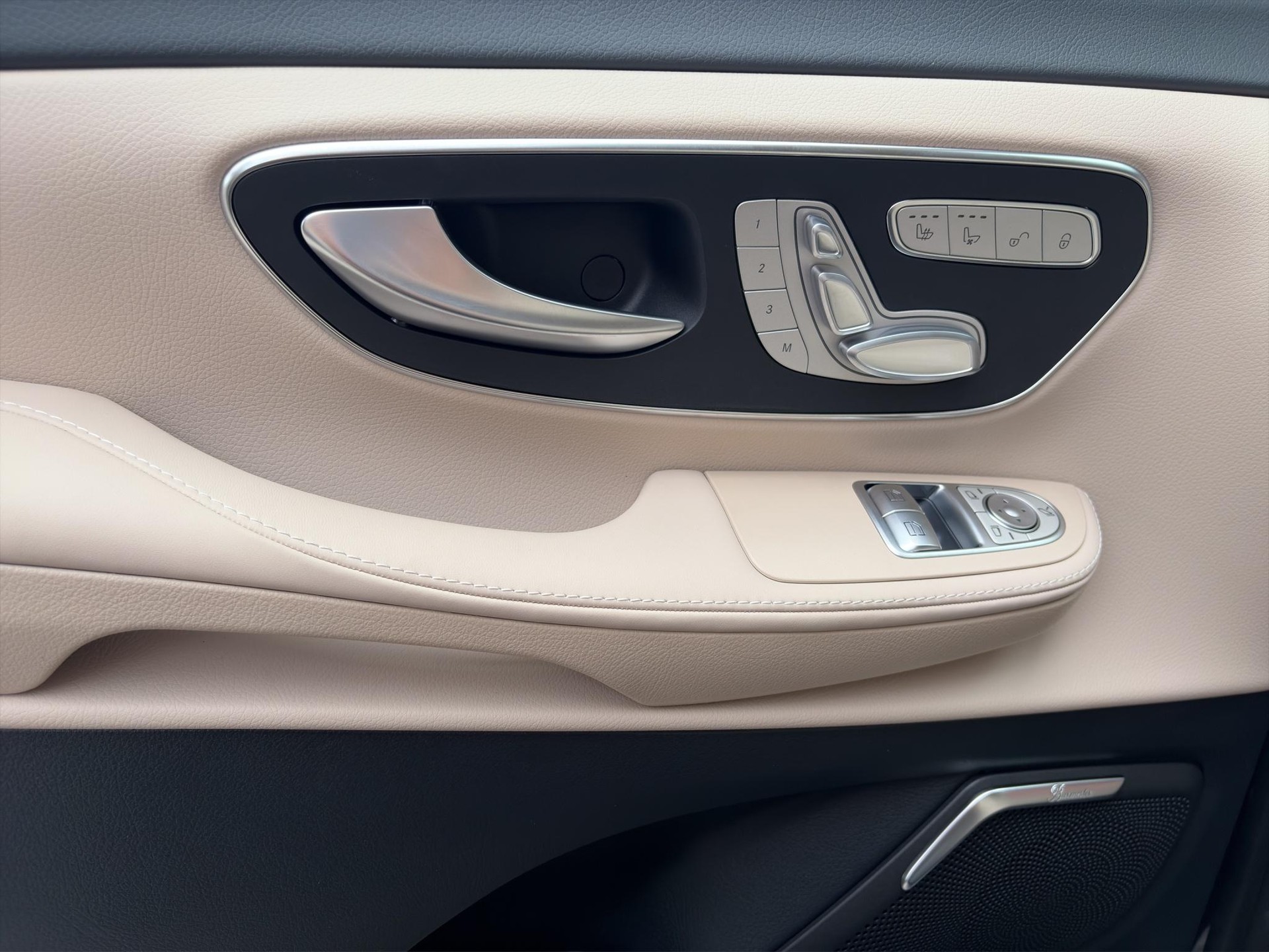MERCEDES-BENZ V 300 d Swiss Ed. lang 4matic Van-image-9