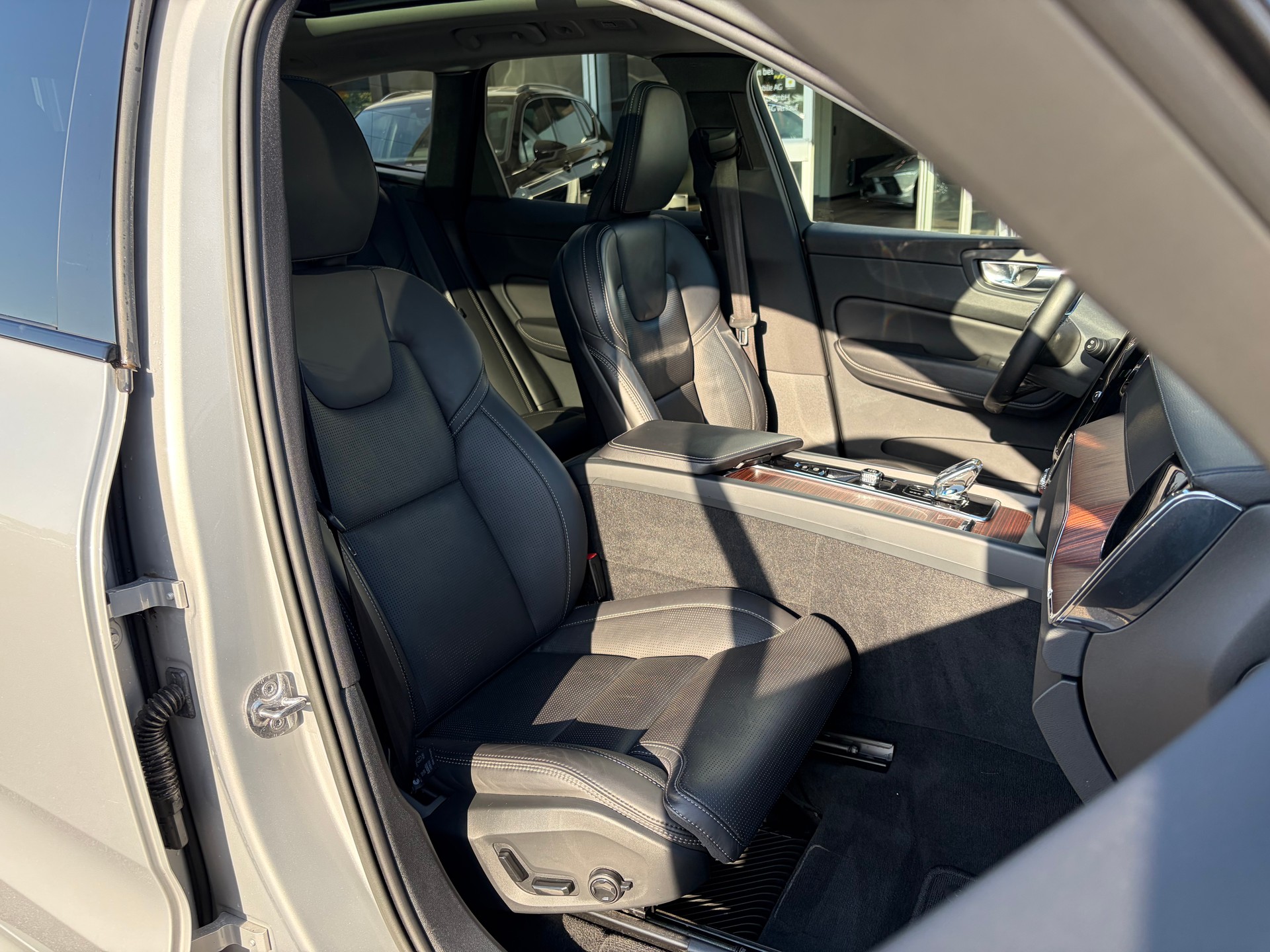 VOLVO XC60 T6 eAWD PluginHybrid Ultimate Dark Geartronic-image-23