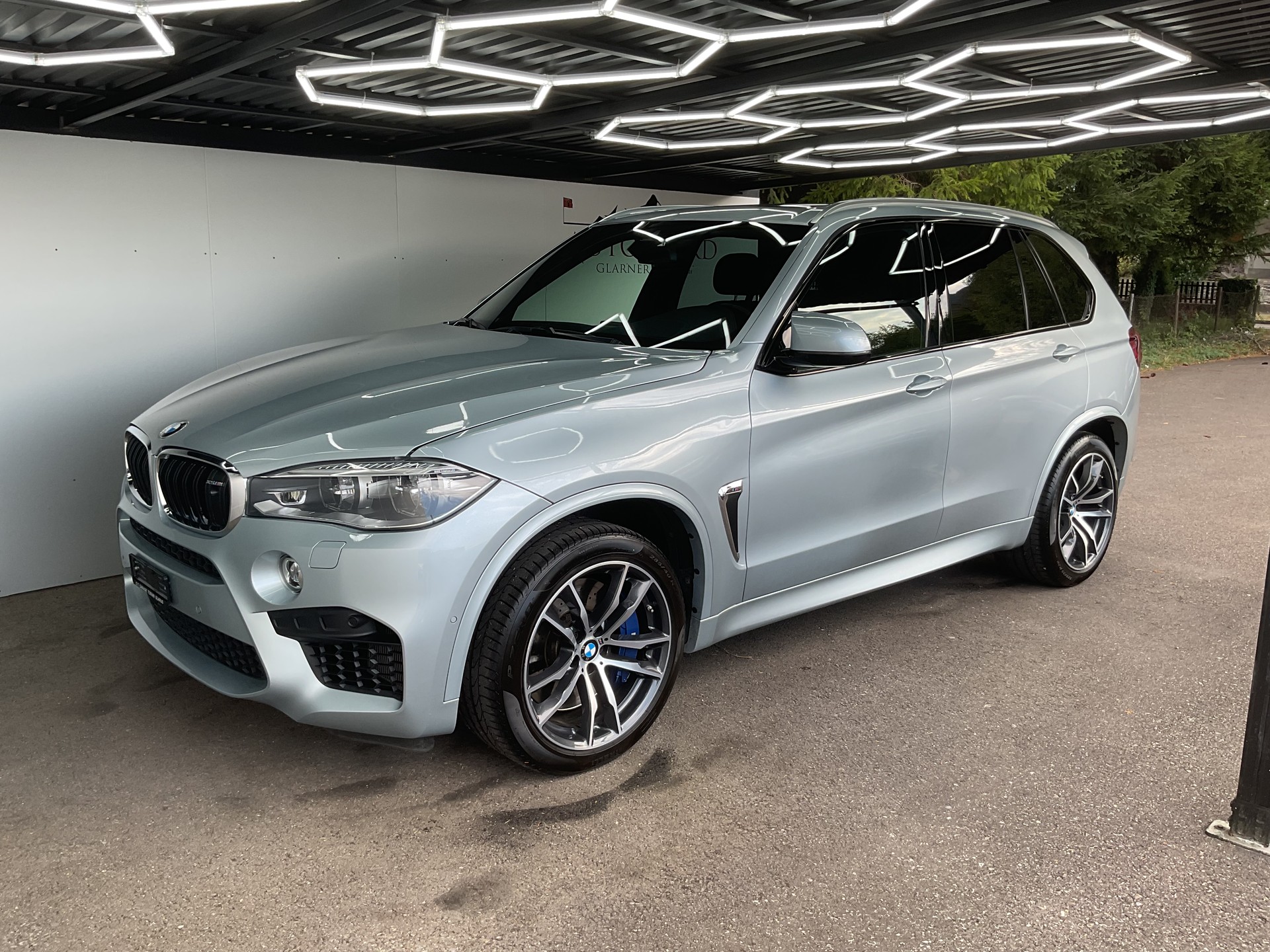 BMW X5M Steptronic-showroom-element-2