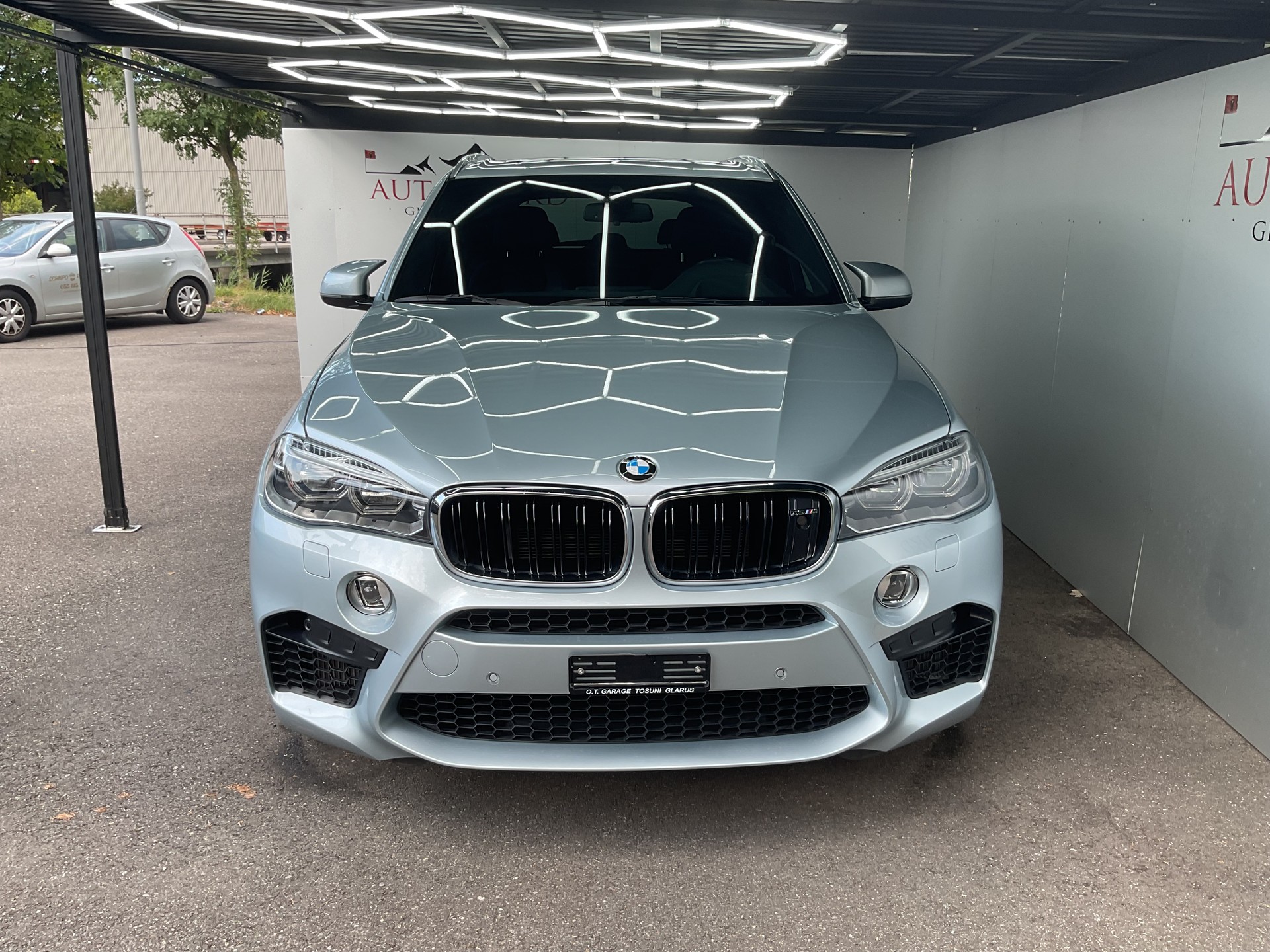 BMW X5M Steptronic-showroom-element-1