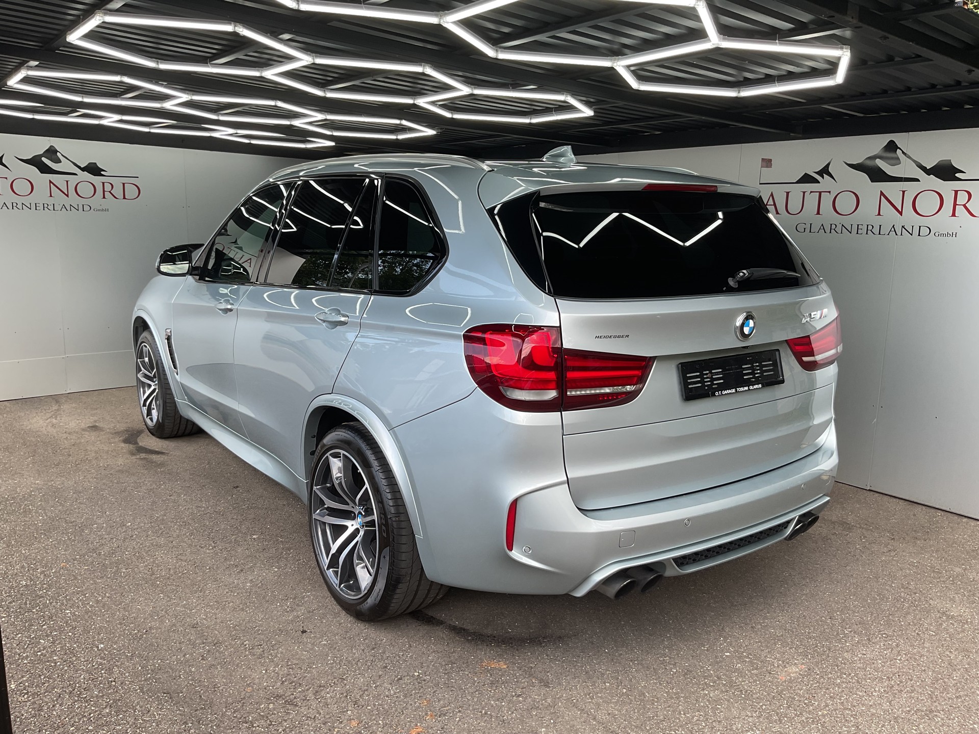 BMW X5M Steptronic-showroom-element-3