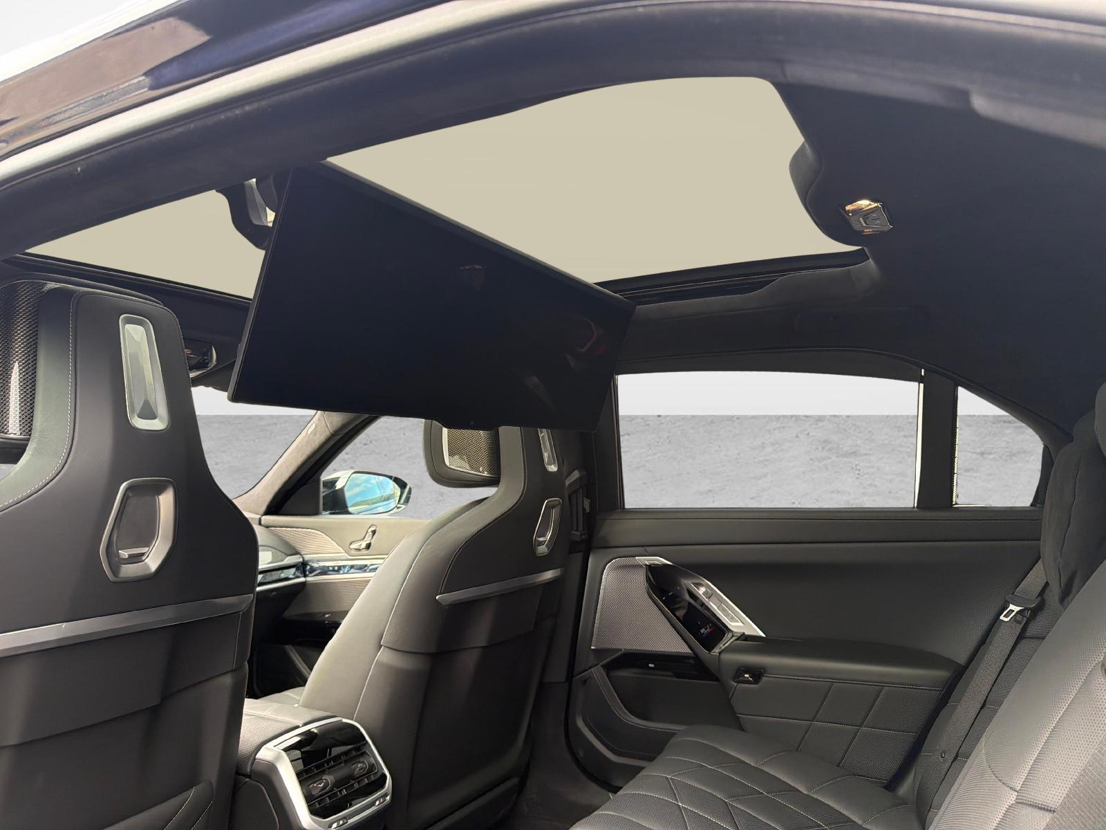 BMW M760e xDrive-image-15