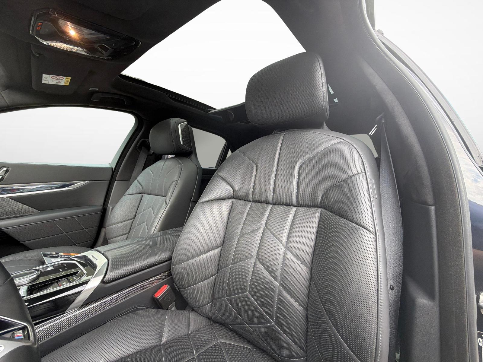 BMW M760e xDrive-image-11