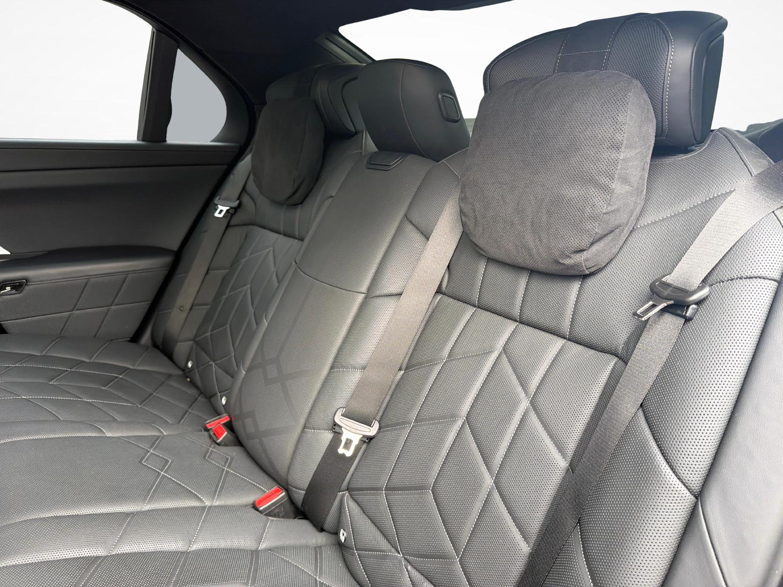 BMW M760e xDrive-image-16