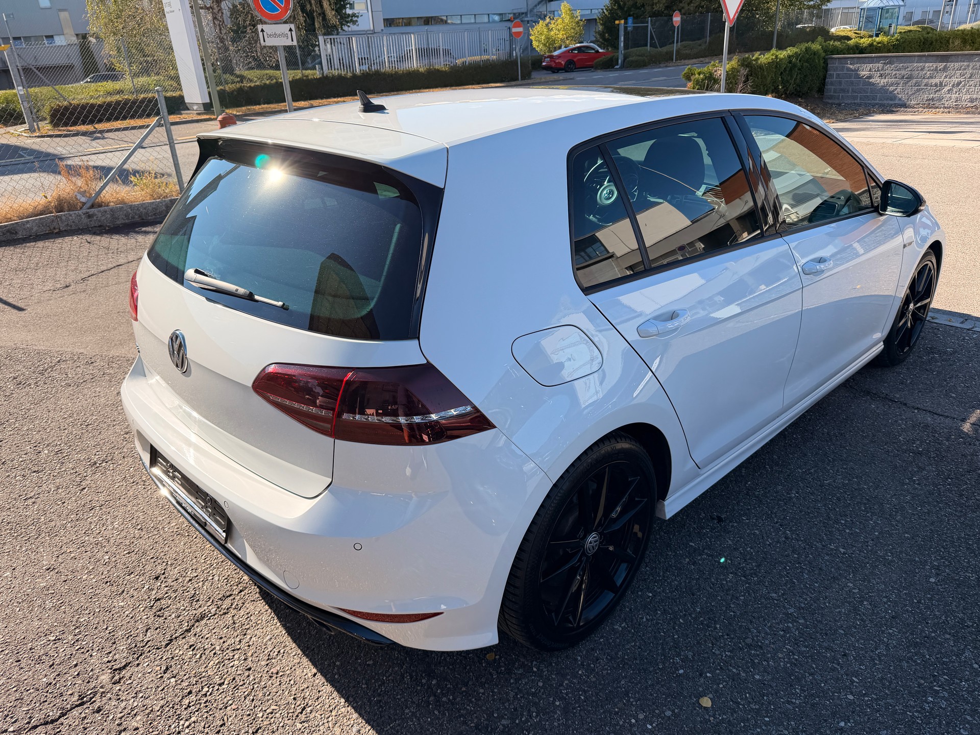 VW Golf 2.0 TSI R 4Motion DSG-image-4