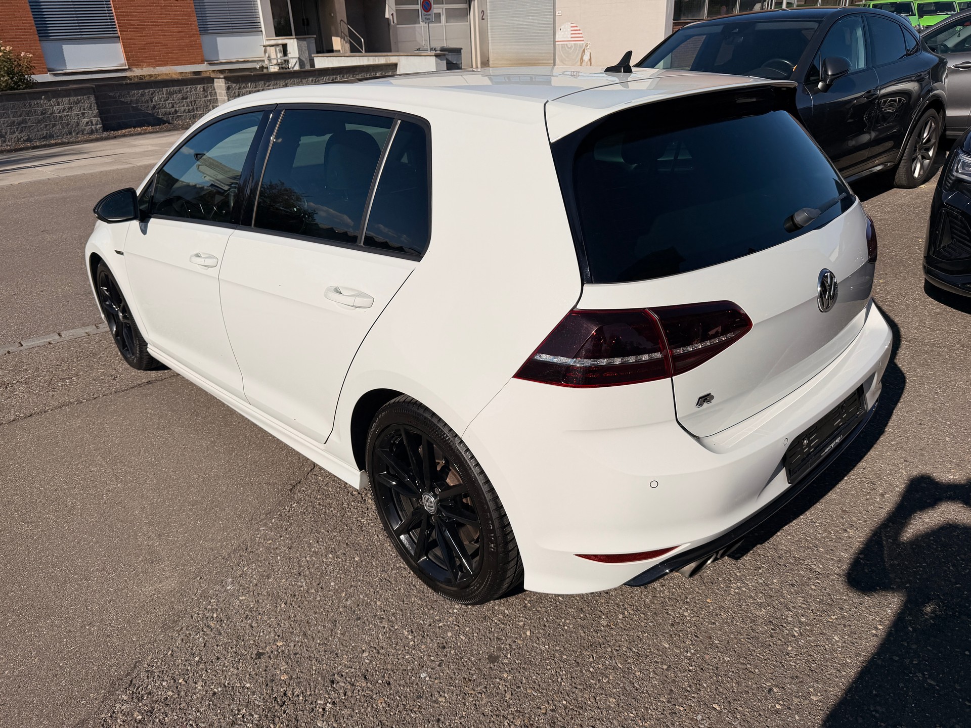 VW Golf 2.0 TSI R 4Motion DSG-image-2