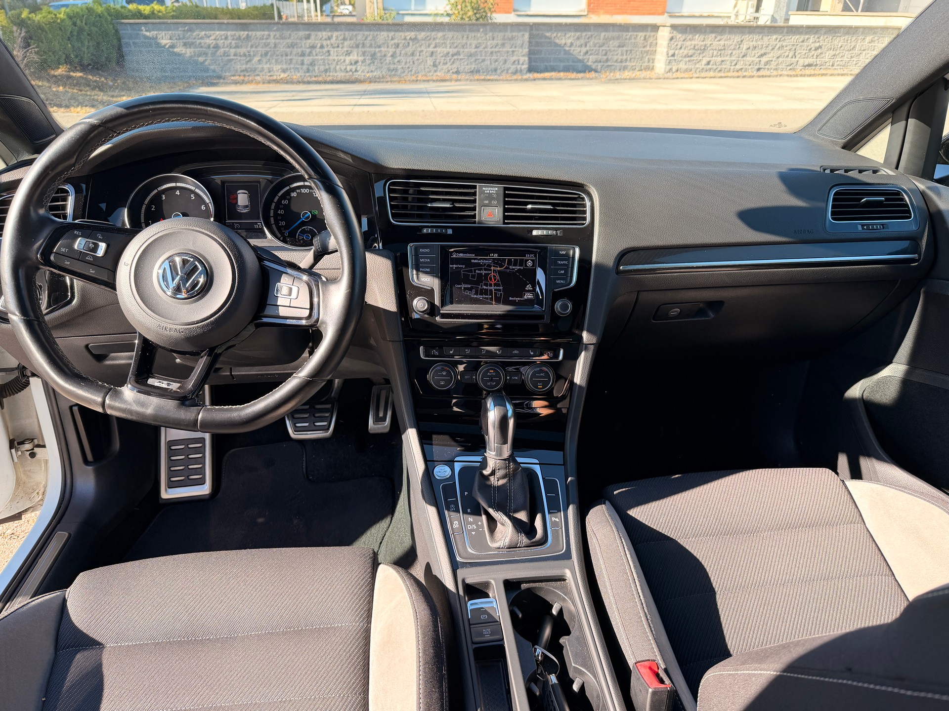 VW Golf 2.0 TSI R 4Motion DSG-image-5