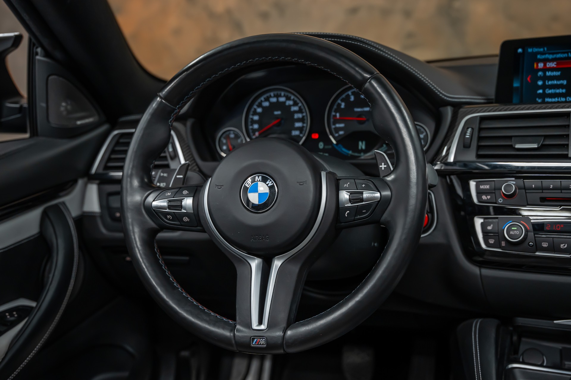 BMW M4 Coupé DKG *CH-Fahrzeug*M-Performance*Carbon*Panorama*Head-Up*-image-16