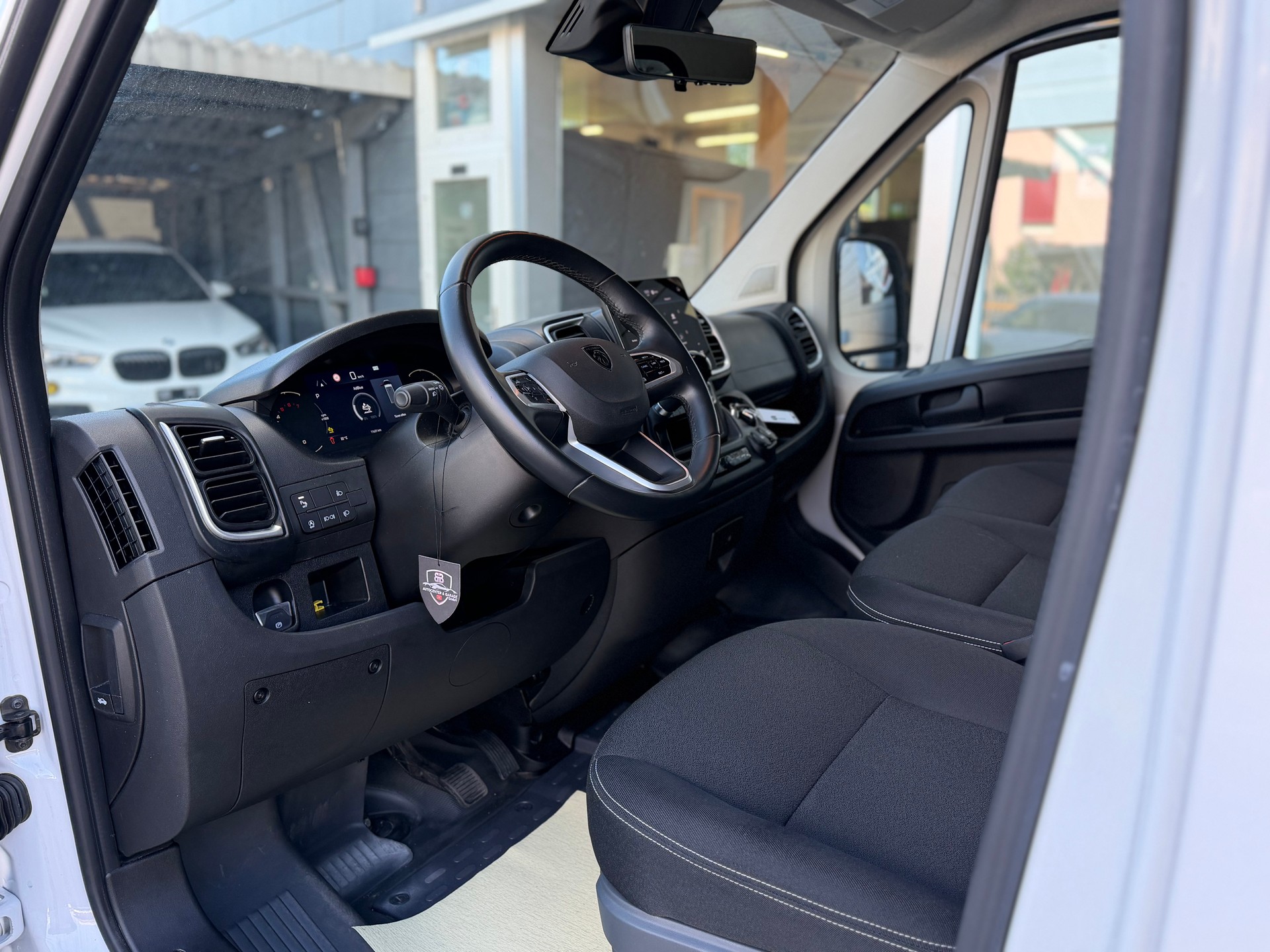 PEUGEOT Boxer 2.2 HDI 335 L2H2 verglast EAT8-image-15