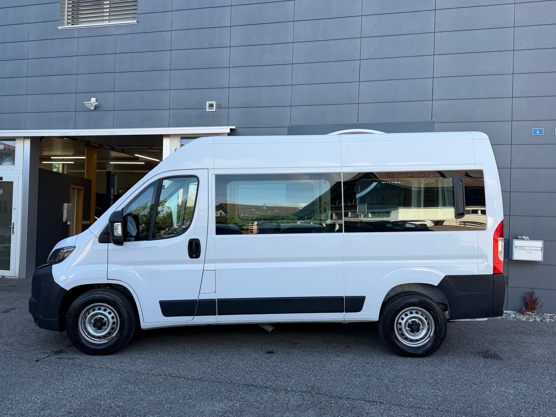 PEUGEOT Boxer 2.2 HDI 335 L2H2 verglast EAT8-showroom-element-3